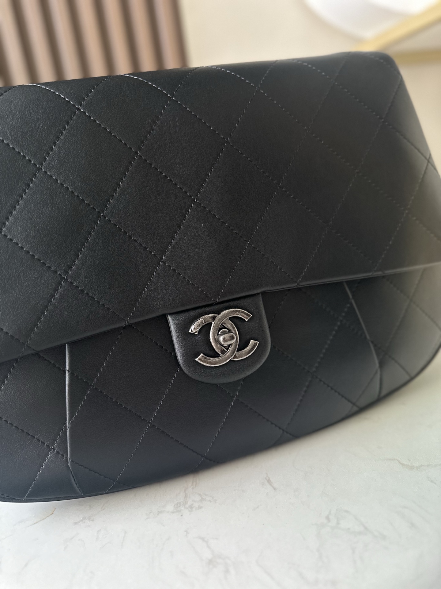 Chanel 小香大包斜跨 链条的装饰让 整个显得别具一格，充满了艺术气息。而口盖的设计则更
