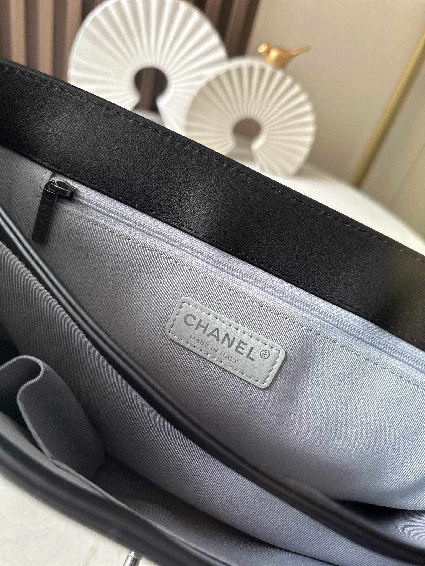 Chanel 小香大包斜跨 链条的装饰让 整个显得别具一格，充满了艺术气息。而口盖的设计则更