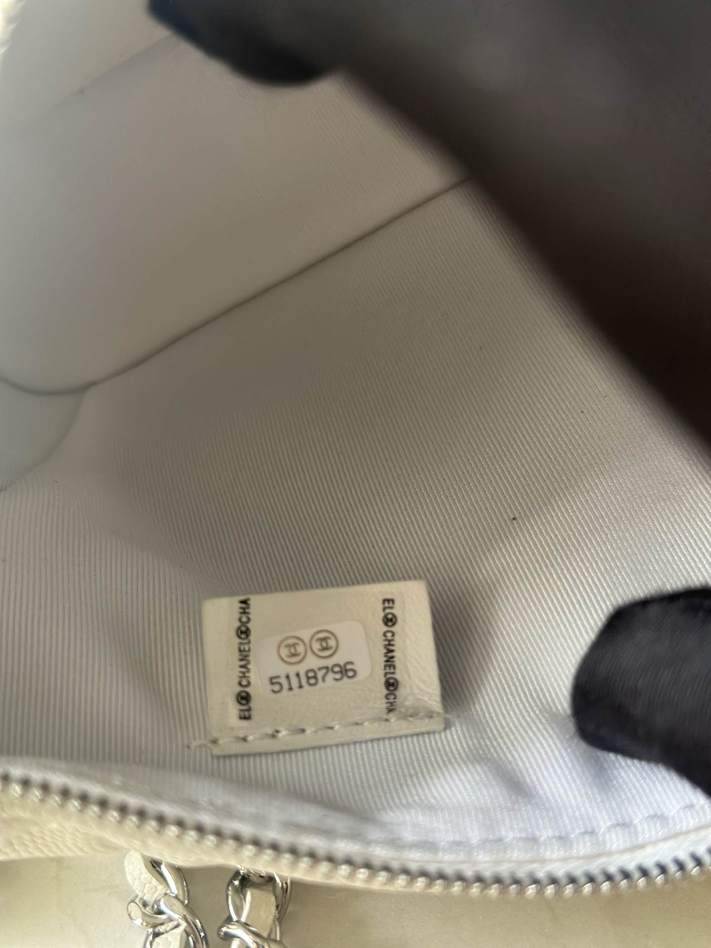 p700。新款 𝟐𝟓B 五角星星扣饭盒包
饭盒包真的是人气单品了，
可以手拿可以斜背性价比之王
黑金浮雕的大双C logo，提升整体精致度🆙
荔枝纹皮很耐用也很有质感，链条可以拆卸，
长度对小个子很友好
容量也很优秀👍🏻是个让人无法拒绝的小可爱～
可可爱爱有点像饺子🥟
编号：3359 白色 五角星星扣
尺寸：𝟏𝟗*𝟐𝟏*𝟔𝐂𝐦  