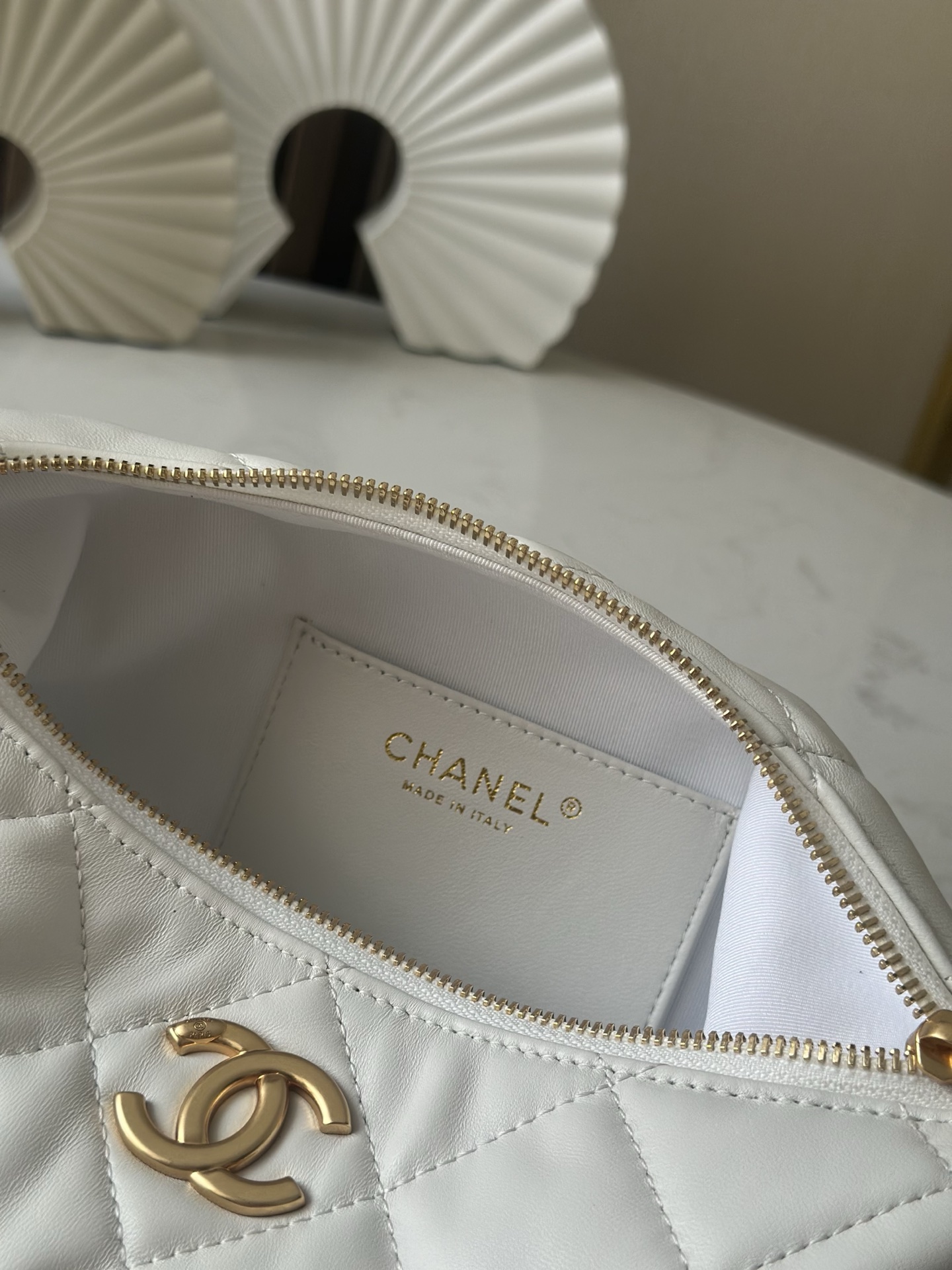 Chanel Style White Leather Hobo Bag style reference detail image 8 from source 776544
