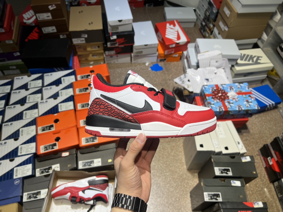 福利特价❗️❗️❗️💰100
耐克 AJ 乔丹 Air Jordan Legacy 312 低帮运动鞋 AJ312 乔312百搭篮球鞋 酷炫混搭,谁人不爱?Air Jordan Legacy 312 Low 运动鞋将 AJ1、AJ3 和 Nike Air Alpha Force 的经典设计元素巧妙糅合。采用中足固定带、爆裂纹细节等经典元素,旨在致敬迈克尔·乔丹篮球时代。结合优质皮革鞋面和 Nike Air 缓震配置,开启传奇时代。Wings 标志和整体设计借鉴自 AJ1,爆裂纹旨在向 AJ3 致敬,中足固定带设计汲取自 Nike Air Alpha Force,提供出色支撑力,后跟搭载可视 Nike Air 缓震配置,塑就出众外观。 码数🔜36-44