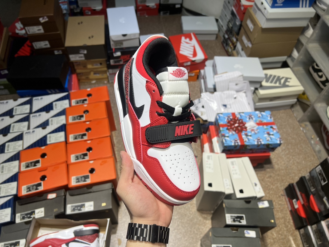 福利特价❗️❗️❗️💰100
耐克 AJ 乔丹 Air Jordan Legacy 312 低帮运动鞋 AJ312 乔312百搭篮球鞋 酷炫混搭,谁人不爱?Air Jordan Legacy 312 Low 运动鞋将 AJ1、AJ3 和 Nike Air Alpha Force 的经典设计元素巧妙糅合。采用中足固定带、爆裂纹细节等经典元素,旨在致敬迈克尔·乔丹篮球时代。结合优质皮革鞋面和 Nike Air 缓震配置,开启传奇时代。Wings 标志和整体设计借鉴自 AJ1,爆裂纹旨在向 AJ3 致敬,中足固定带设计汲取自 Nike Air Alpha Force,提供出色支撑力,后跟搭载可视 Nike Air 缓震配置,塑就出众外观。 码数🔜36-44