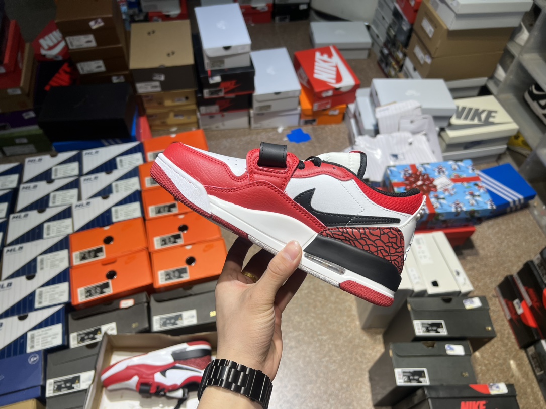 福利特价❗️❗️❗️💰100
耐克 AJ 乔丹 Air Jordan Legacy 312 低帮运动鞋 AJ312 乔312百搭篮球鞋 酷炫混搭,谁人不爱?Air Jordan Legacy 312 Low 运动鞋将 AJ1、AJ3 和 Nike Air Alpha Force 的经典设计元素巧妙糅合。采用中足固定带、爆裂纹细节等经典元素,旨在致敬迈克尔·乔丹篮球时代。结合优质皮革鞋面和 Nike Air 缓震配置,开启传奇时代。Wings 标志和整体设计借鉴自 AJ1,爆裂纹旨在向 AJ3 致敬,中足固定带设计汲取自 Nike Air Alpha Force,提供出色支撑力,后跟搭载可视 Nike Air 缓震配置,塑就出众外观。 码数🔜36-44