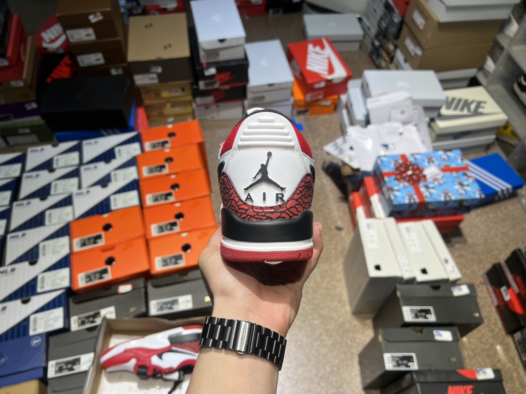福利特价❗️❗️❗️💰100
耐克 AJ 乔丹 Air Jordan Legacy 312 低帮运动鞋 AJ312 乔312百搭篮球鞋 酷炫混搭,谁人不爱?Air Jordan Legacy 312 Low 运动鞋将 AJ1、AJ3 和 Nike Air Alpha Force 的经典设计元素巧妙糅合。采用中足固定带、爆裂纹细节等经典元素,旨在致敬迈克尔·乔丹篮球时代。结合优质皮革鞋面和 Nike Air 缓震配置,开启传奇时代。Wings 标志和整体设计借鉴自 AJ1,爆裂纹旨在向 AJ3 致敬,中足固定带设计汲取自 Nike Air Alpha Force,提供出色支撑力,后跟搭载可视 Nike Air 缓震配置,塑就出众外观。 码数🔜36-44