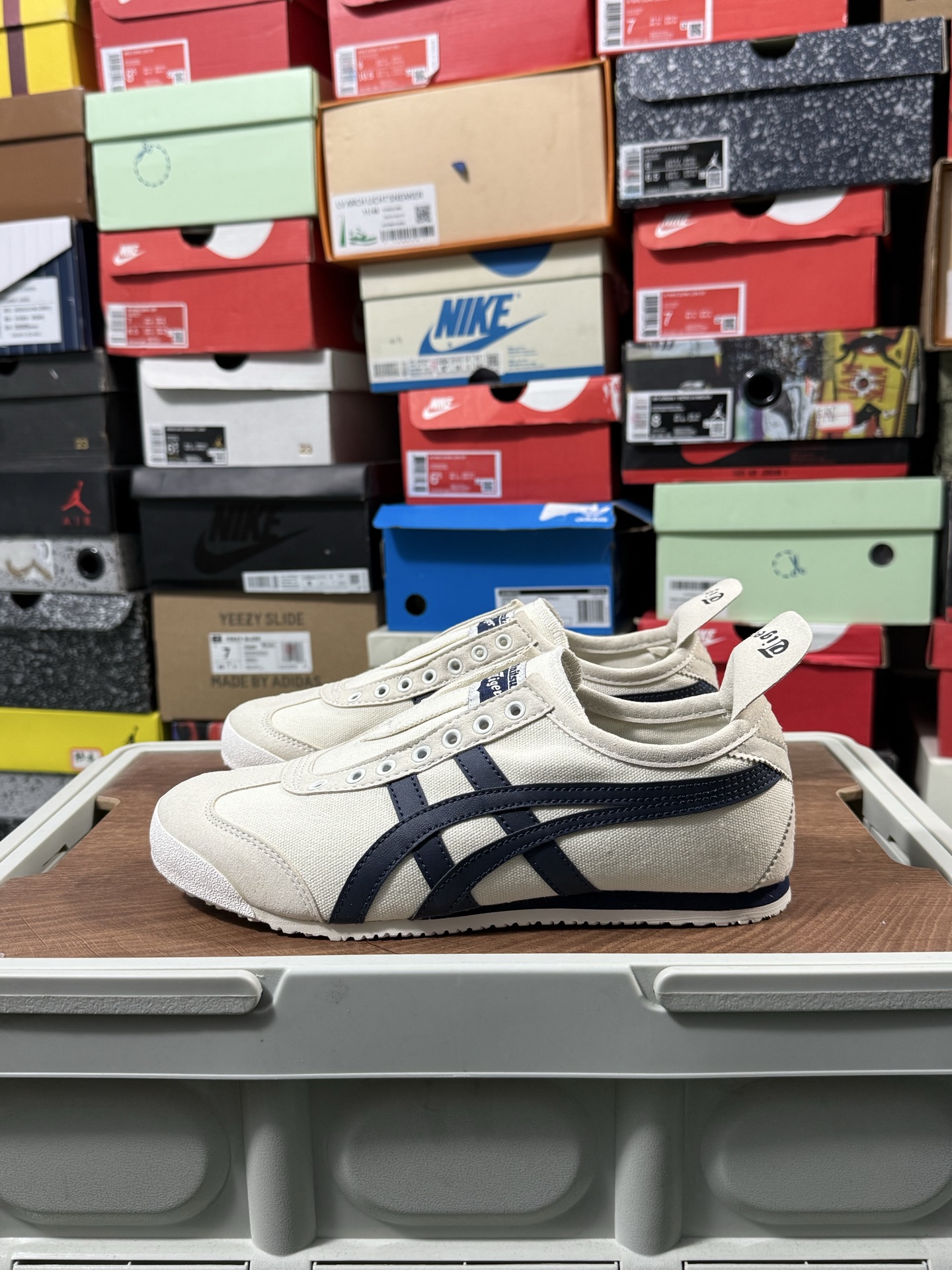 💰125 清仓特价头层皮🚑🚑
#C版头层福利 Onitsuka Tiger MEXICO 66 亚瑟士鬼冢虎复古经典板鞋 产品从款式颜色造型上体现出追求舒适和细节的完美 鞋类更是推崇手工制作的严谨与完美 融舒适性与可穿性的设计风格 注重细节的完美和别致魅力 既保持稳重 又不失轻松的时尚感 尺码:36 37 37.5 38 39 39.5 40 40.5 41.5 42 42.5 43.5 44 45