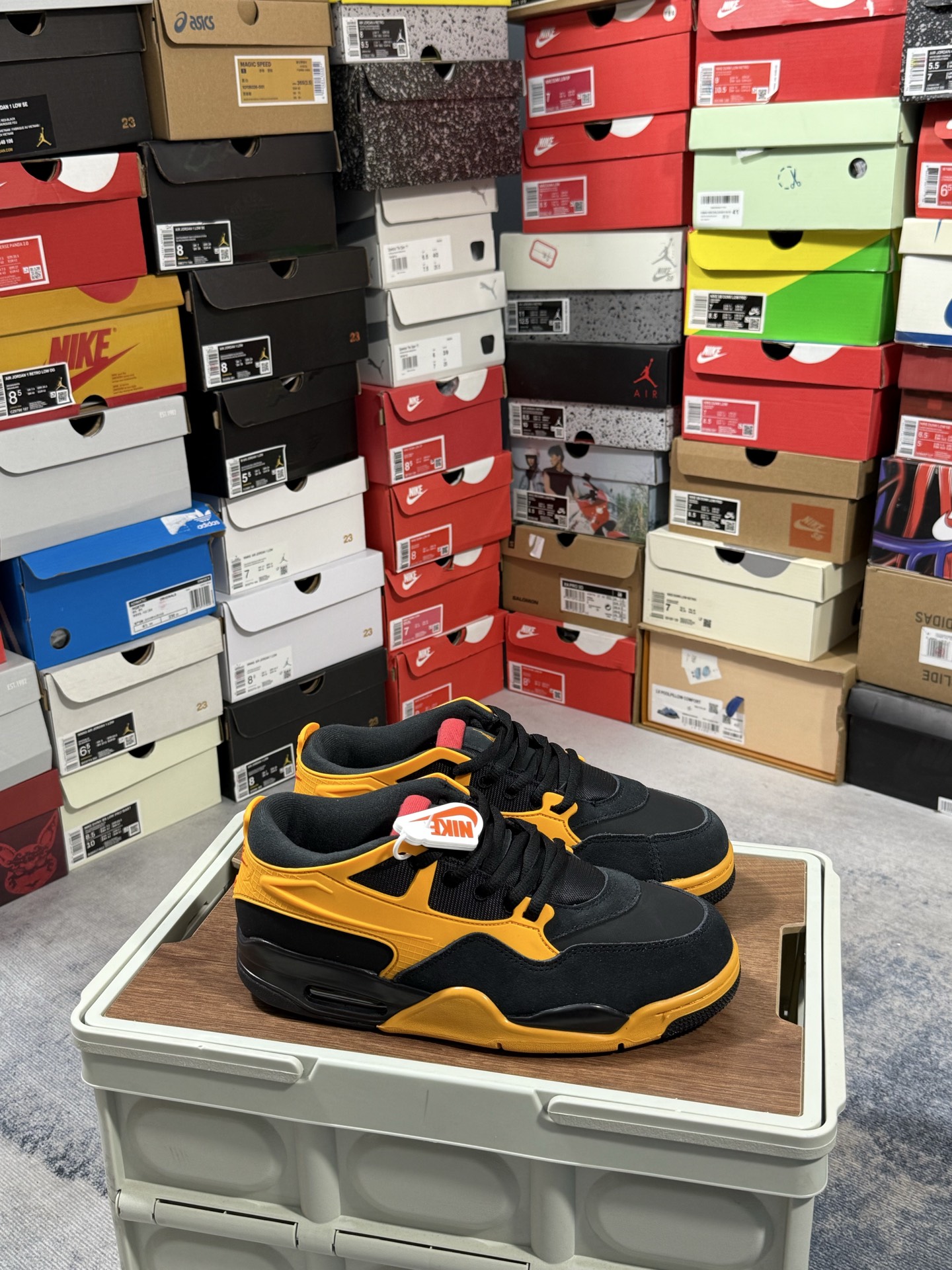 莆田✅AJ4 鞋身以皮革、麂皮材质拼接打造【多款自选】