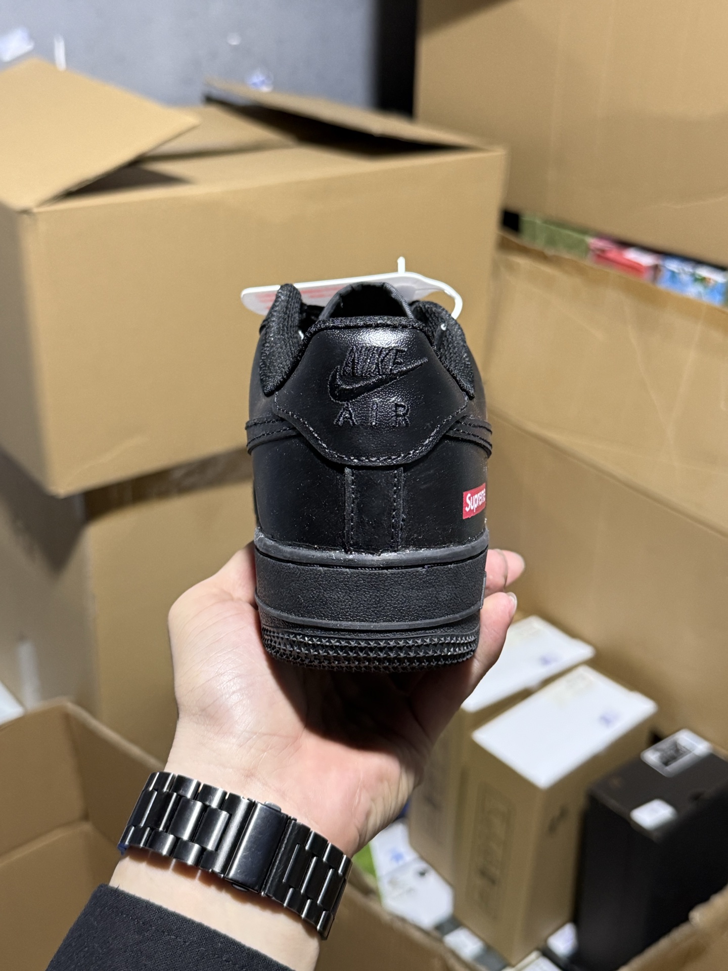 💰145  性价比产物👊🏻 
耐克 Nike Air Force 1 '07空军一号 中帮百搭休闲运动板鞋。柔软、弹性十足的缓震性能和出色的中底设计，横跨复古与现代的外型结合，造就出风靡全球三十多年的Force1   36-45没半码




立即抢购👉