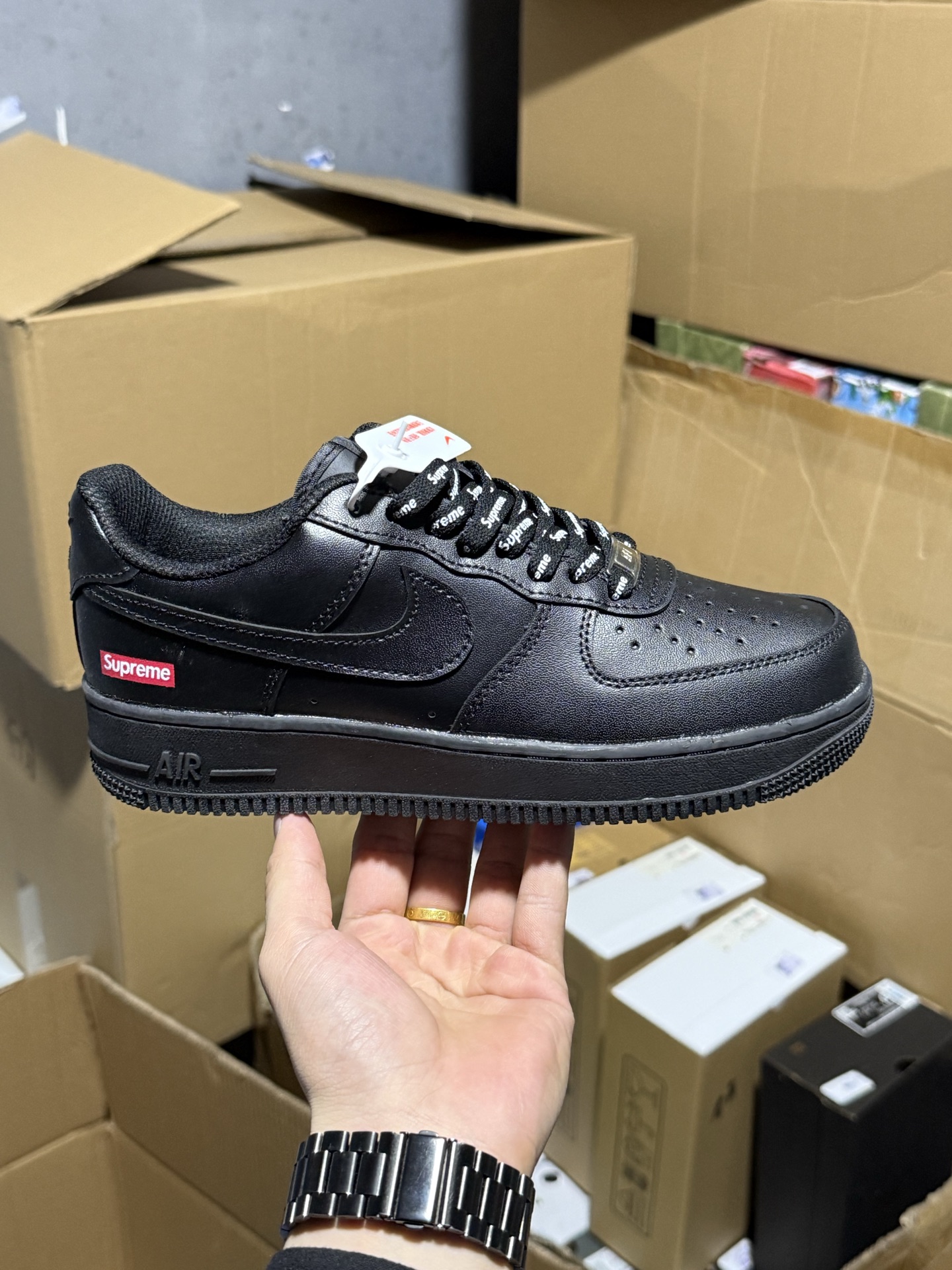 💰145  性价比产物👊🏻 
耐克 Nike Air Force 1 '07空军一号 中帮百搭休闲运动板鞋。柔软、弹性十足的缓震性能和出色的中底设计，横跨复古与现代的外型结合，造就出风靡全球三十多年的Force1   36-45没半码




立即抢购👉