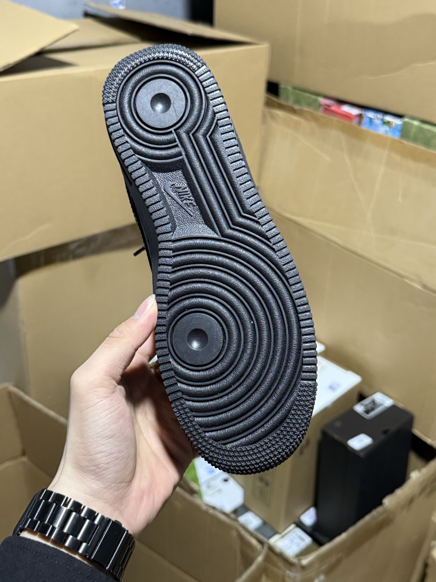 💰145  性价比产物👊🏻 
耐克 Nike Air Force 1 '07空军一号 中帮百搭休闲运动板鞋。柔软、弹性十足的缓震性能和出色的中底设计，横跨复古与现代的外型结合，造就出风靡全球三十多年的Force1   36-45没半码




立即抢购👉