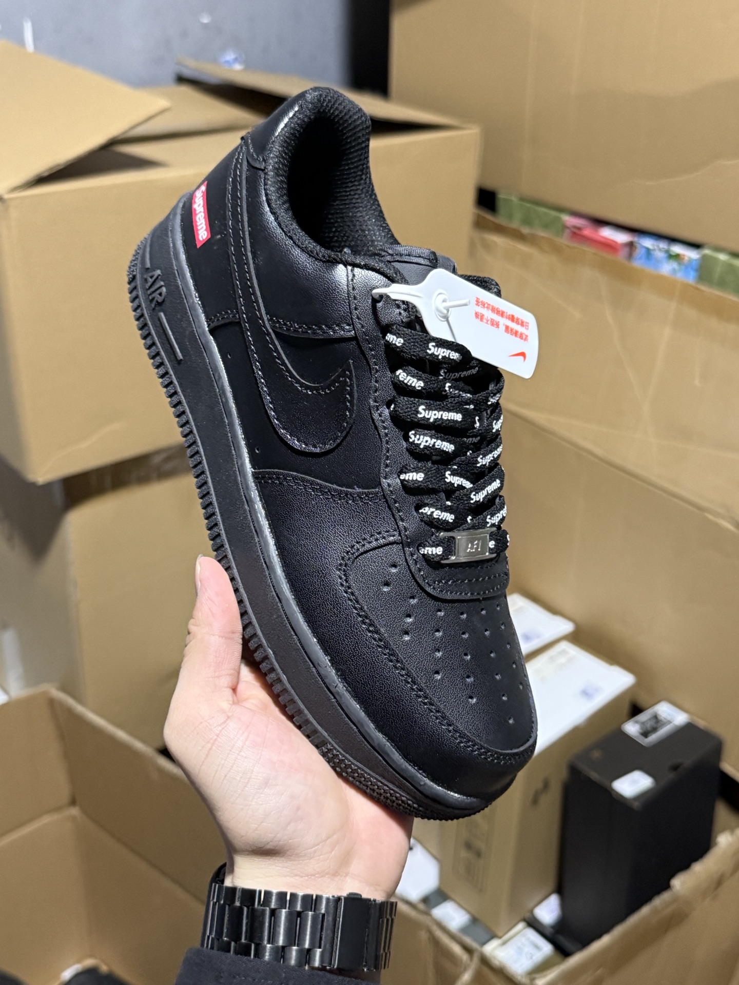 💰145  性价比产物👊🏻 
耐克 Nike Air Force 1 '07空军一号 中帮百搭休闲运动板鞋。柔软、弹性十足的缓震性能和出色的中底设计，横跨复古与现代的外型结合，造就出风靡全球三十多年的Force1   36-45没半码




立即抢购👉