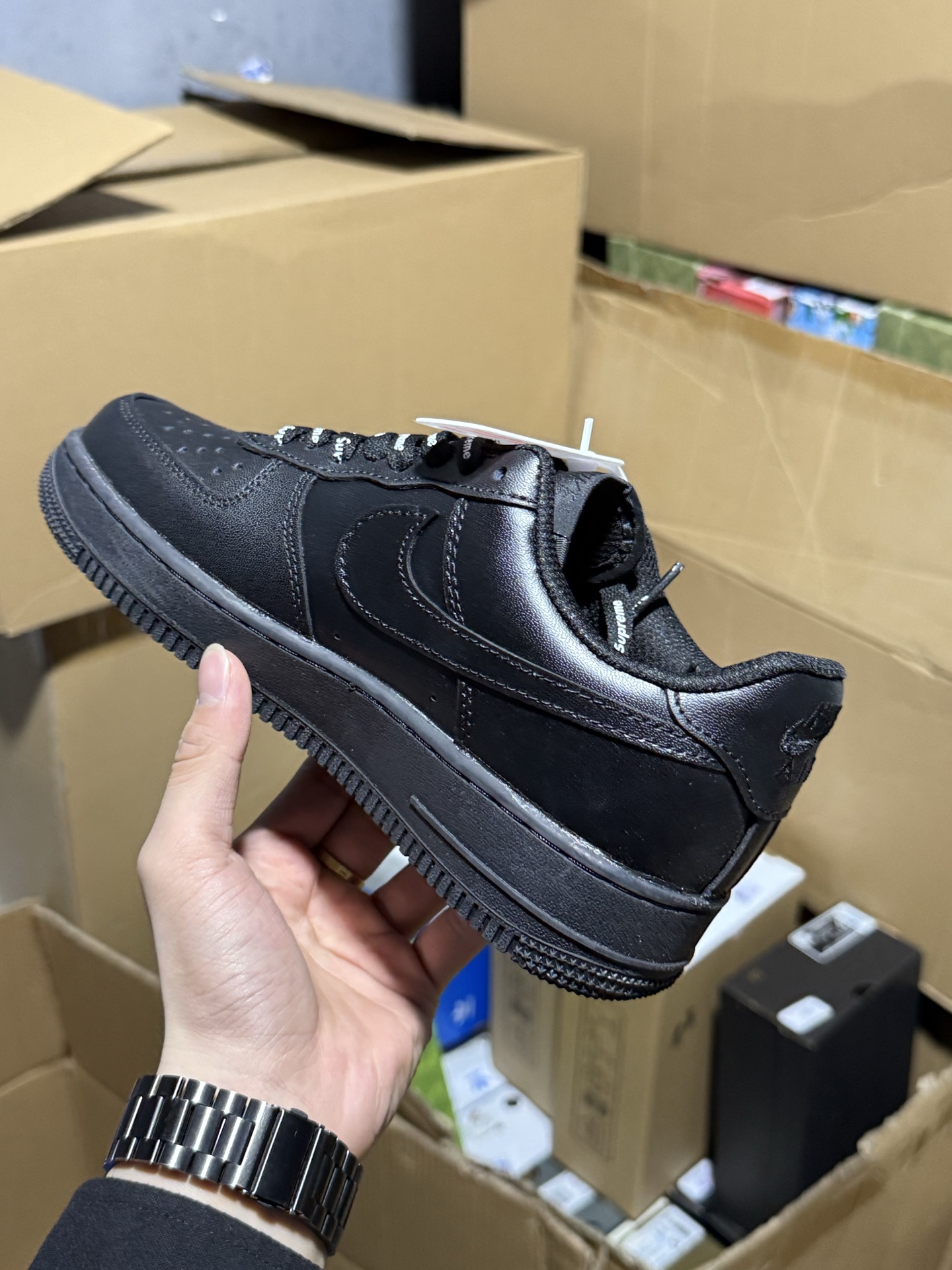 💰145  性价比产物👊🏻 
耐克 Nike Air Force 1 '07空军一号 中帮百搭休闲运动板鞋。柔软、弹性十足的缓震性能和出色的中底设计，横跨复古与现代的外型结合，造就出风靡全球三十多年的Force1   36-45没半码




立即抢购👉