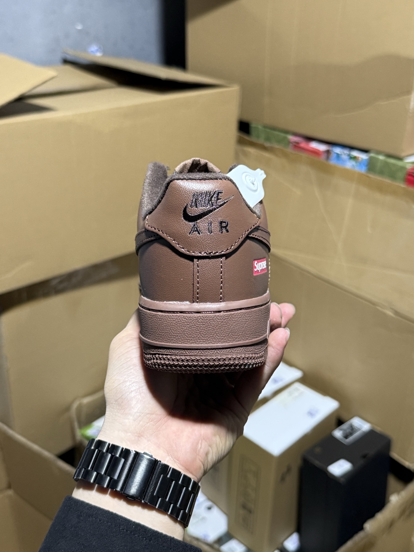 💰145  性价比产物👊🏻 
耐克 Nike Air Force 1 '07空军一号 中帮百搭休闲运动板鞋。柔软、弹性十足的缓震性能和出色的中底设计，横跨复古与现代的外型结合，造就出风靡全球三十多年的Force1   36-45没半码




立即抢购👉