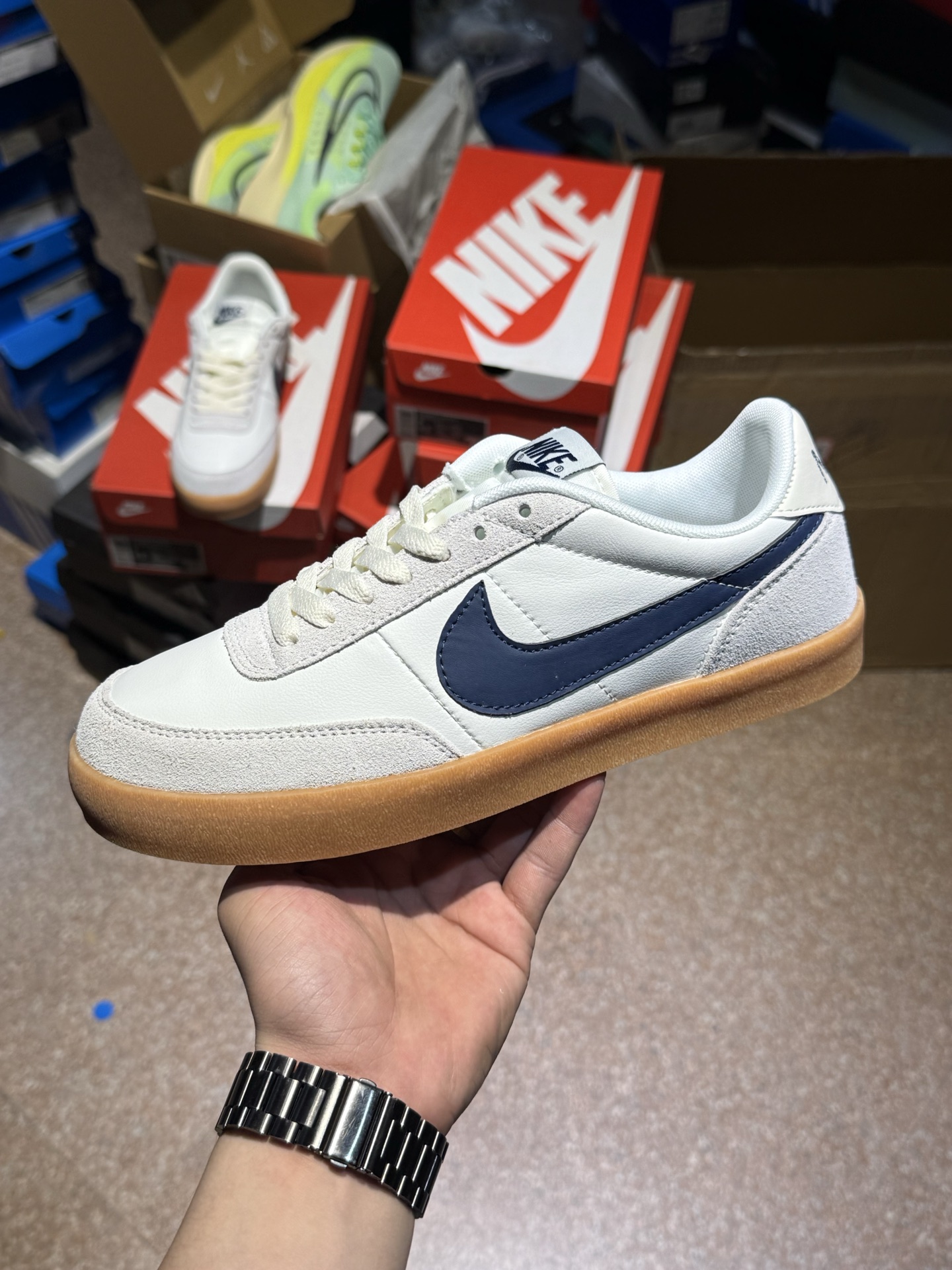 【公司级】 优势强推👈🏻福利特价📍📍📍 耐克板鞋 生胶米白 复古板鞋J.Crew x Nike 联名 Killshot II Leather 男女休闲复古运动鞋.采用米白色皮革制作鞋身,大号Swoosh 点缀其中,最后搭载棕色生胶大底,流露出满满的复古气息. 立即抢购👉