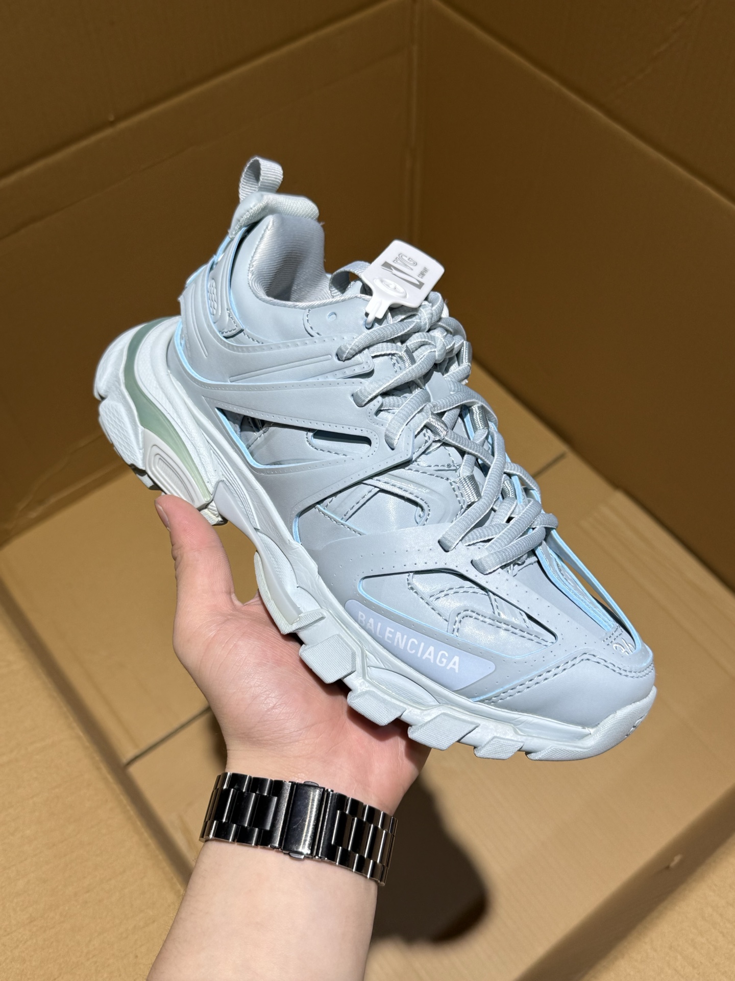 【纯原级】按库存报 福利特价💥💥💥 Adidas XLG Runner Deluxe 复古单品 自从阿迪达斯和巴黎世家合作后,没少出双方联名的平替.结果根据最新情报,阿迪现在已经把手伸到了巴家爆款3XL的身上,新鞋Xlg Runner Deluxe实物曝光,emm,鞋款整体一眼丁真是巴黎世家Track+3XL大底的缝合怪版本,要不是鞋侧明晃晃的adidas三道杠Logo,估计各位看了都得蒙.这波不能说是完全复制巴黎世家,但也多少有点借鉴的味道了.新鞋基本就是在阿迪经典”Climacool“鞋款的基础上,升级了Boots大底以及加入了”巴味“设计元素 货号:JP5771 编码:D70400607 立即抢购👉