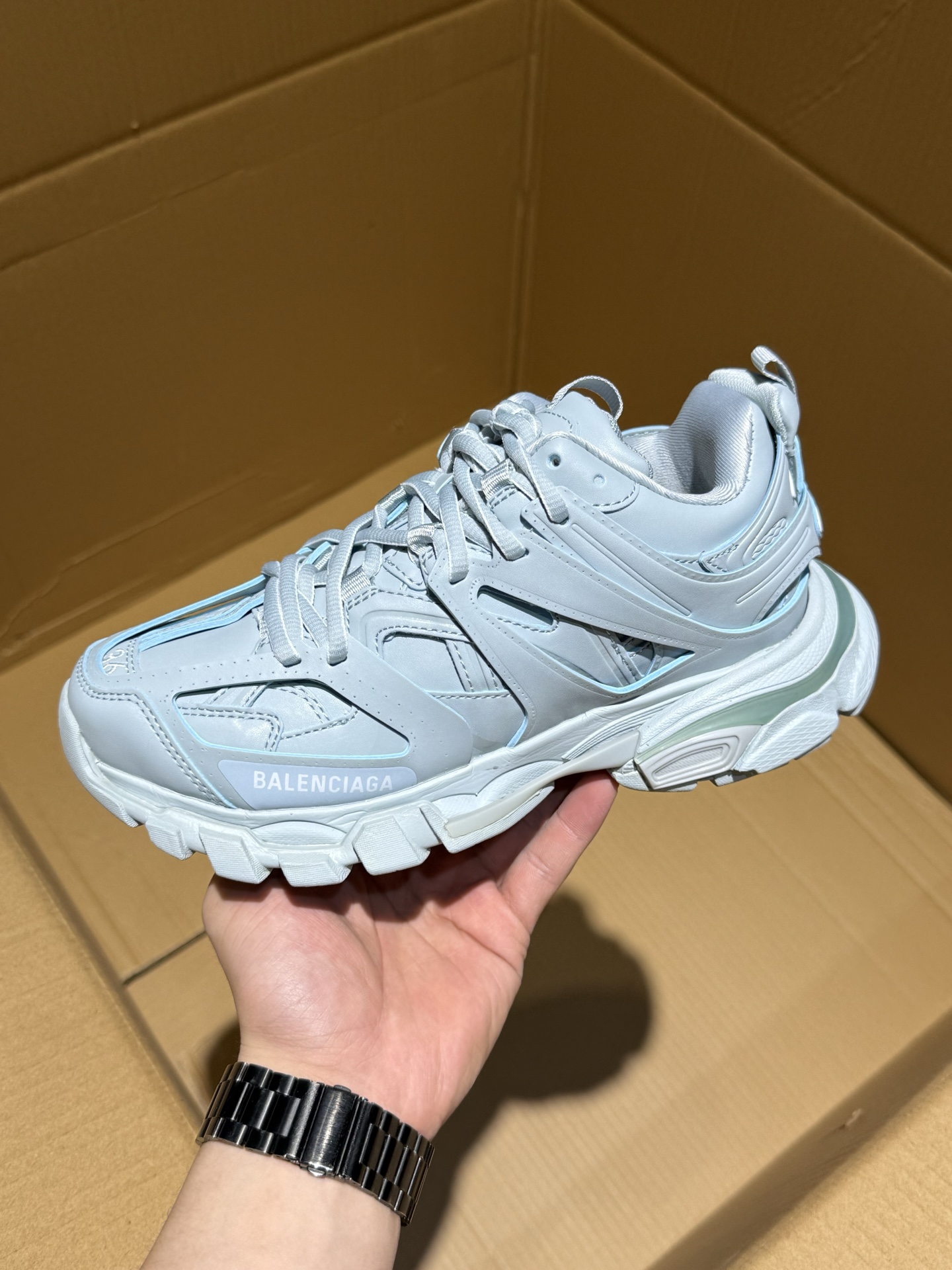【纯原级】按库存报 福利特价💥💥💥 Adidas XLG Runner Deluxe 复古单品 自从阿迪达斯和巴黎世家合作后,没少出双方联名的平替.结果根据最新情报,阿迪现在已经把手伸到了巴家爆款3XL的身上,新鞋Xlg Runner Deluxe实物曝光,emm,鞋款整体一眼丁真是巴黎世家Track+3XL大底的缝合怪版本,要不是鞋侧明晃晃的adidas三道杠Logo,估计各位看了都得蒙.这波不能说是完全复制巴黎世家,但也多少有点借鉴的味道了.新鞋基本就是在阿迪经典”Climacool“鞋款的基础上,升级了Boots大底以及加入了”巴味“设计