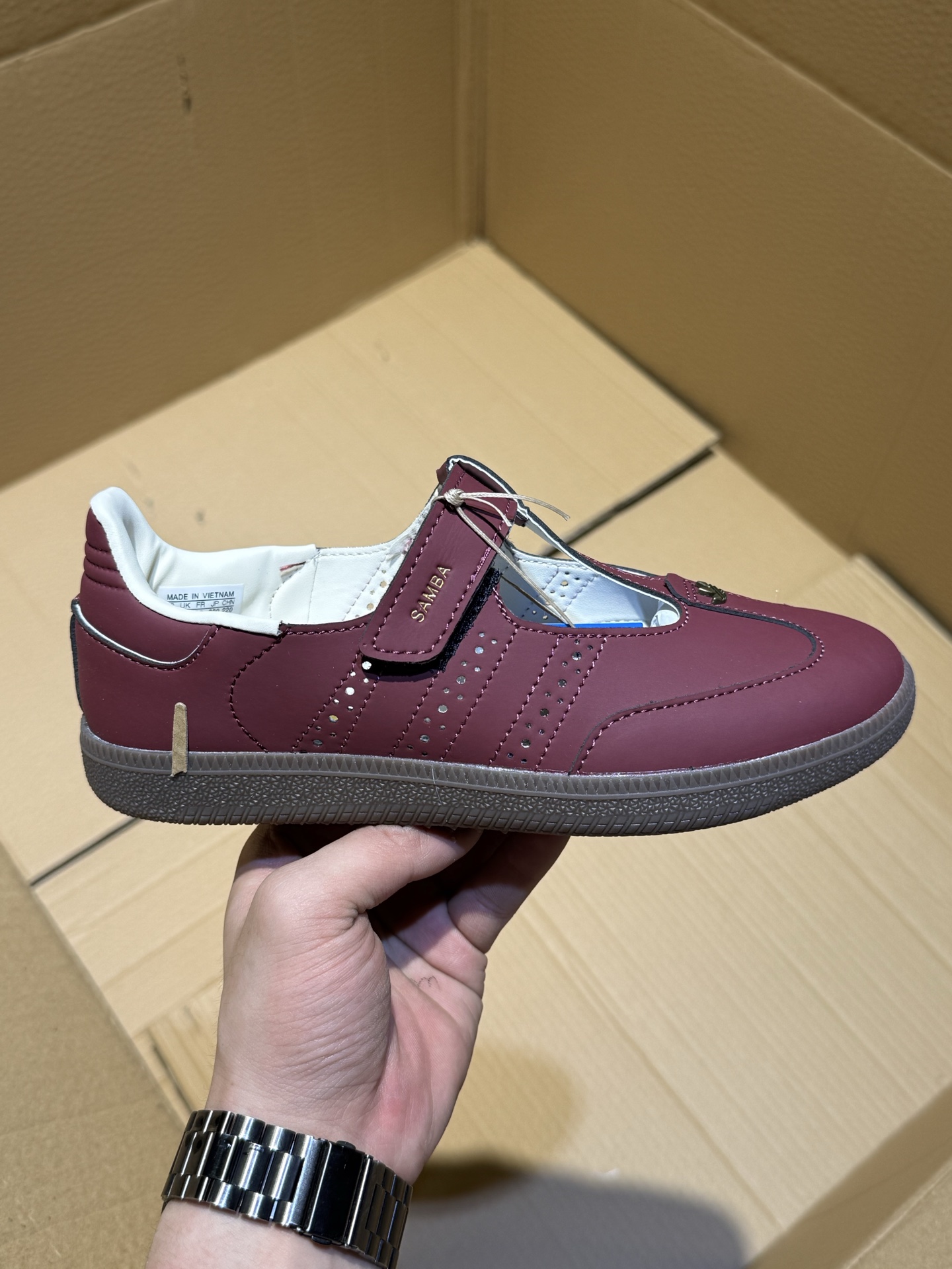 Adidas Samba Janes阿迪达斯玛丽珍款玫瑰金板鞋懒人一脚蹬运动鞋 Adidas Samba Janes采用皮革材质,Adidas Samba Janes的设计融合了经典与现代元素.它采用了玛丽珍鞋的特色设计,如鞋面上的扣带和环扣装饰,同时保留了Samba鞋的经典三道杠设计和橡胶大底.这款鞋的鞋型修长,中足偏窄,整体贴合感强,适合标准脚型和宽脚型的人群‌KJ3970 D7023125#36-41半
