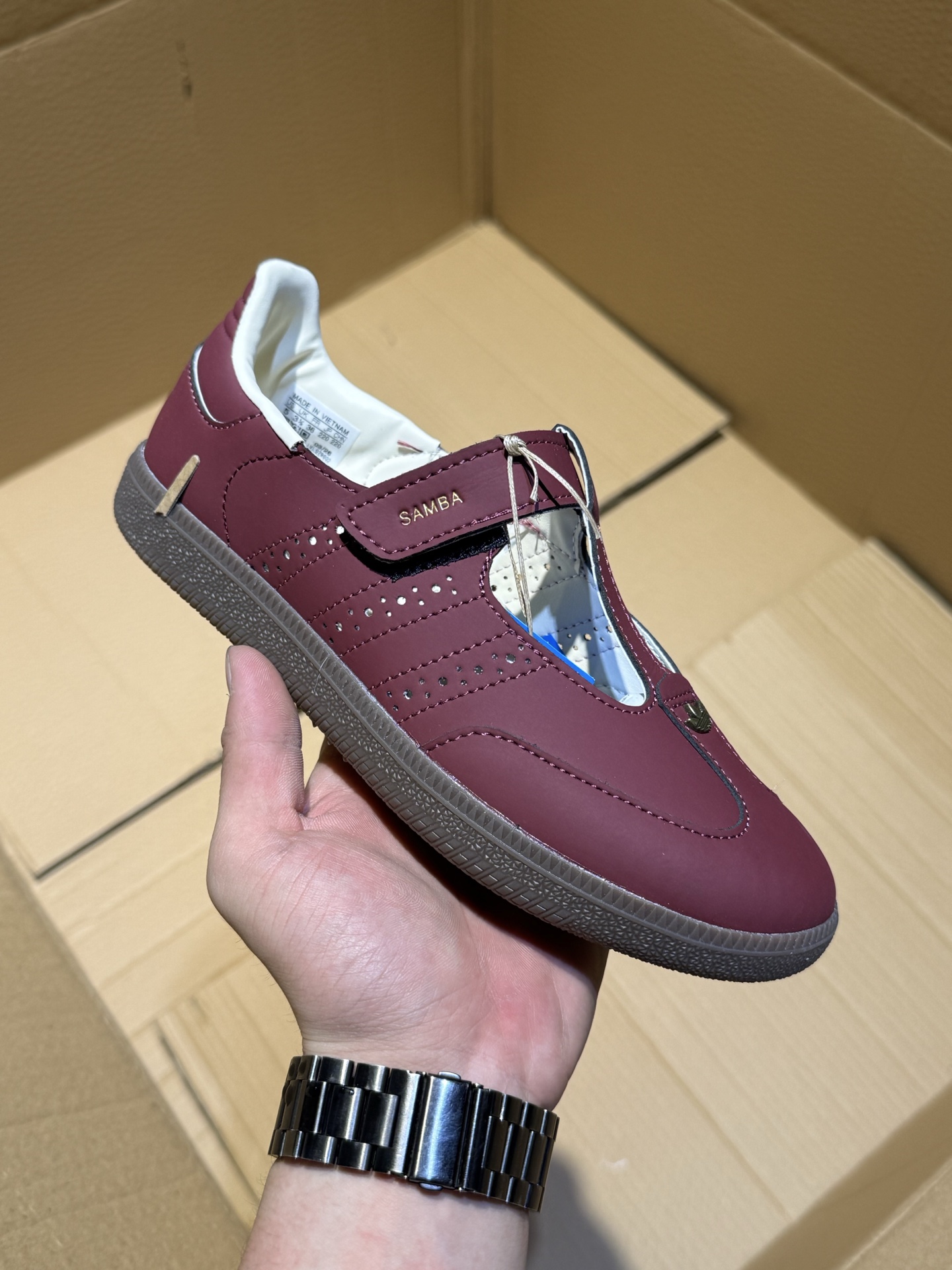 Adidas Samba Janes阿迪达斯玛丽珍款玫瑰金板鞋懒人一脚蹬运动鞋 Adidas Samba Janes采用皮革材质,Adidas Samba Janes的设计融合了经典与现代元素.它采用了玛丽珍鞋的特色设计,如鞋面上的扣带和环扣装饰,同时保留了Samba鞋的经典三道杠设计和橡胶大底.这款鞋的鞋型修长,中足偏窄,整体贴合感强,适合标准脚型和宽脚型的人群‌KJ3970 D7023125#36-41半