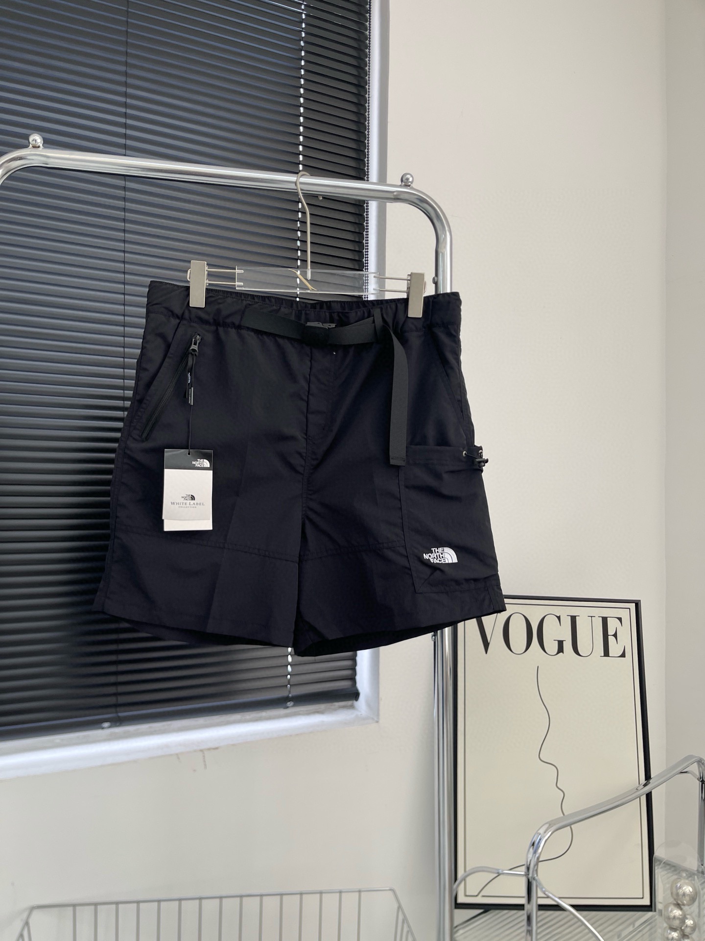 Japanese Outdoor Fashion Shorts with Integrated Belt and Lock Pockets High-end Japanese shorts combine outdoor performance with street style, featuring integrated belt, lock pockets, and comfortable fabric. - 图片 3