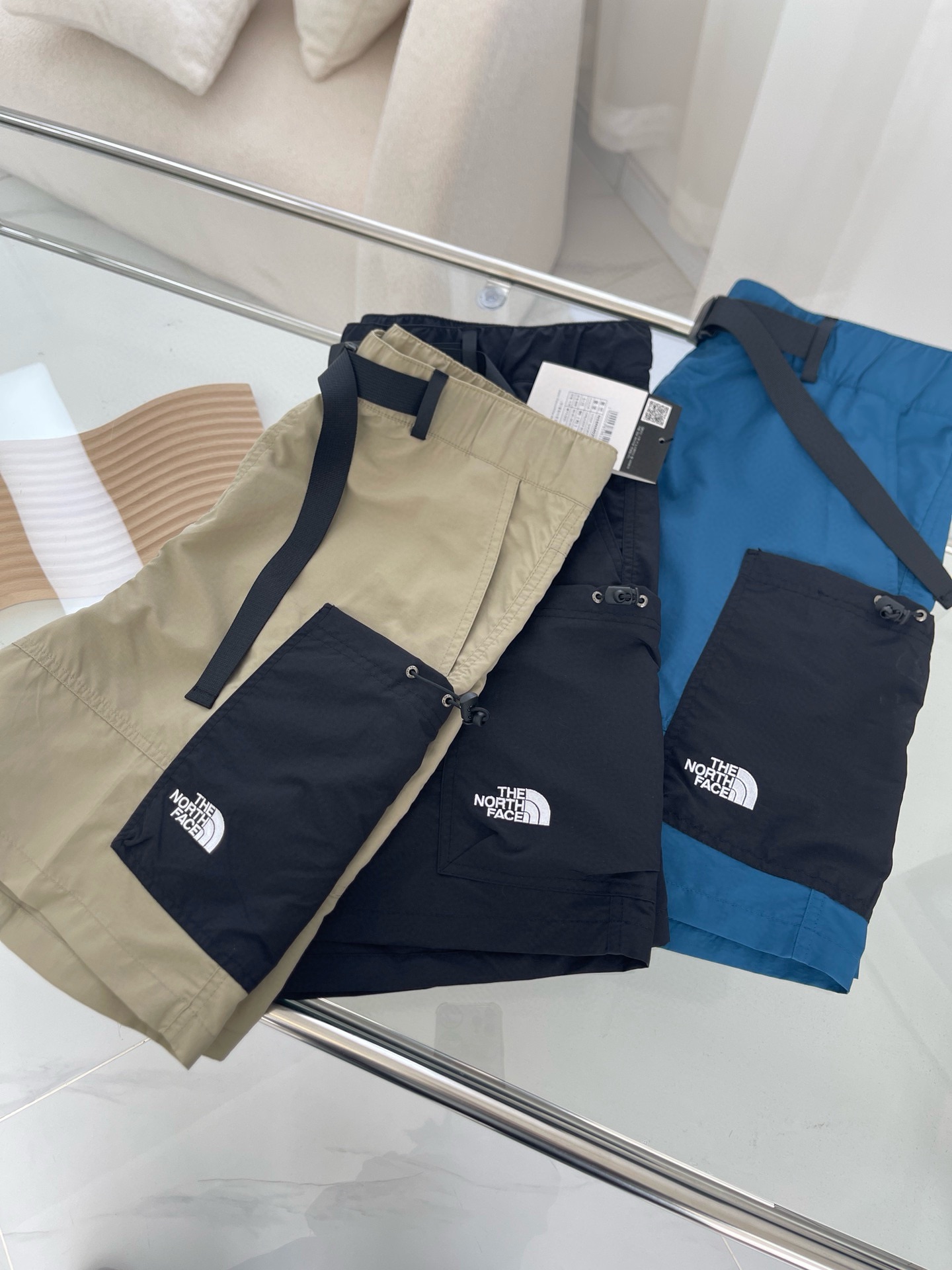 Japanese Outdoor Fashion Shorts with Integrated Belt and Lock Pockets High-end Japanese shorts combine outdoor performance with street style, featuring integrated belt, lock pockets, and comfortable fabric. - 图片 9