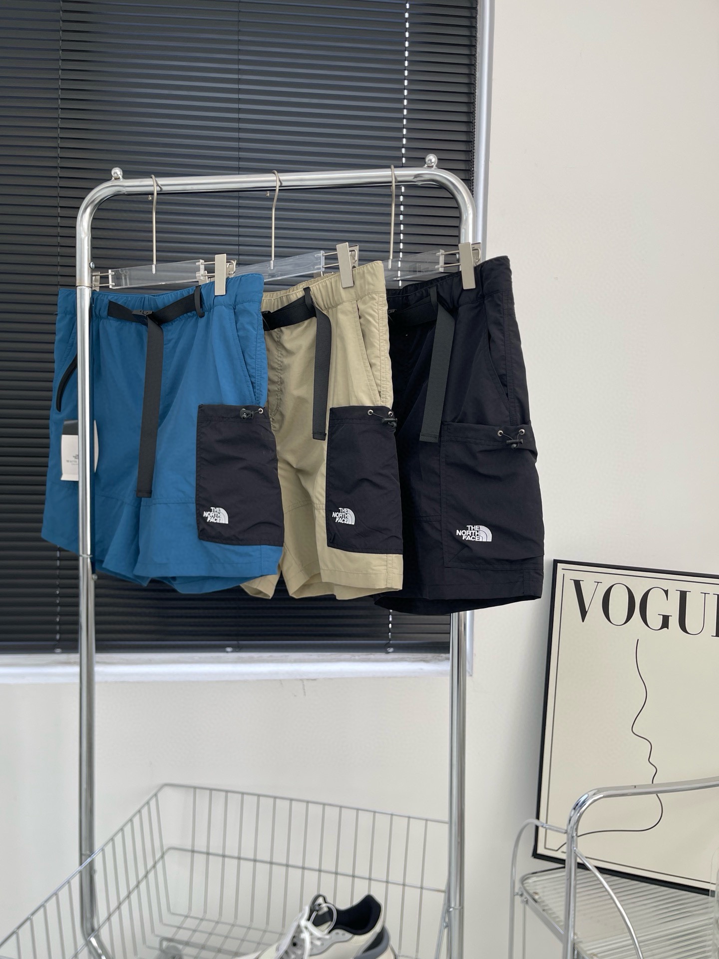 Japanese Outdoor Fashion Shorts with Integrated Belt and Lock Pockets High-end Japanese shorts combine outdoor performance with street style, featuring integrated belt, lock pockets, and comfortable fabric. - 图片 2