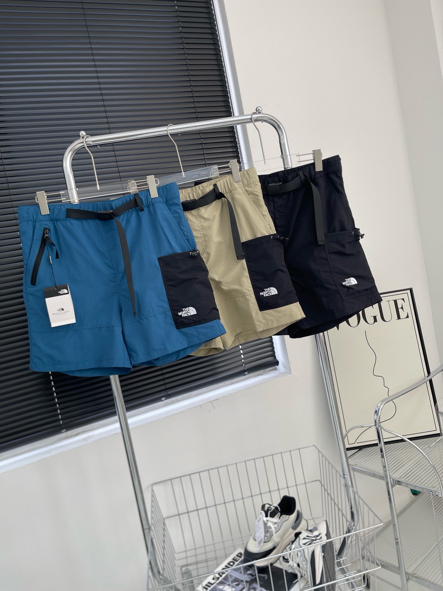 Japanese Outdoor Fashion Shorts with Integrated Belt and Lock Pockets High-end Japanese shorts combine outdoor performance with street style, featuring integrated belt, lock pockets, and comfortable fabric.