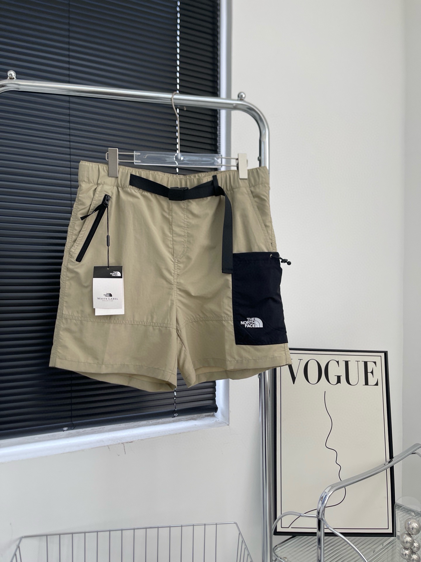 Japanese Outdoor Fashion Shorts with Integrated Belt and Lock Pockets High-end Japanese shorts combine outdoor performance with street style, featuring integrated belt, lock pockets, and comfortable fabric. - 图片 4