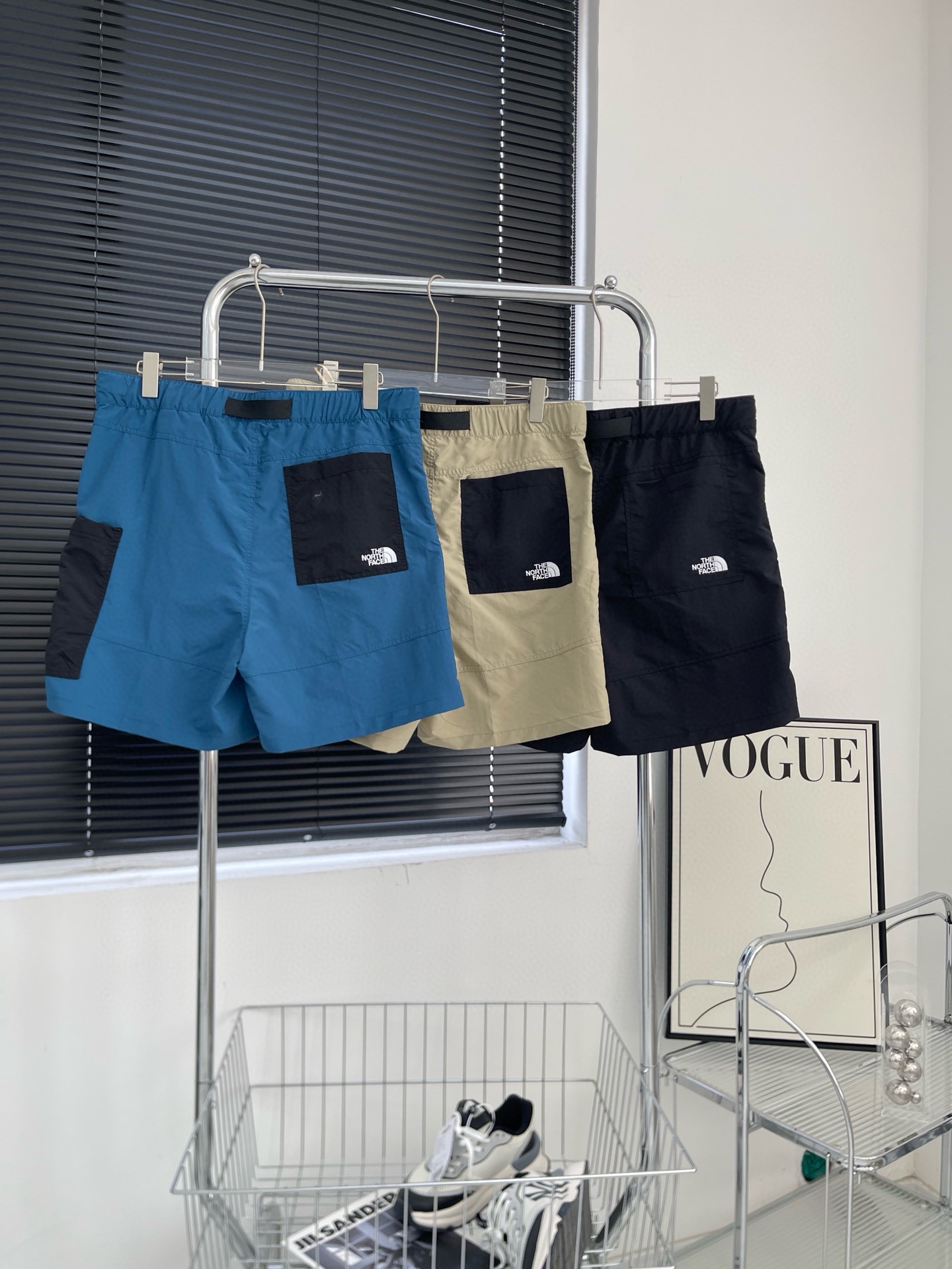 Japanese Outdoor Fashion Shorts with Integrated Belt and Lock Pockets High-end Japanese shorts combine outdoor performance with street style, featuring integrated belt, lock pockets, and comfortable fabric. - 图片 6