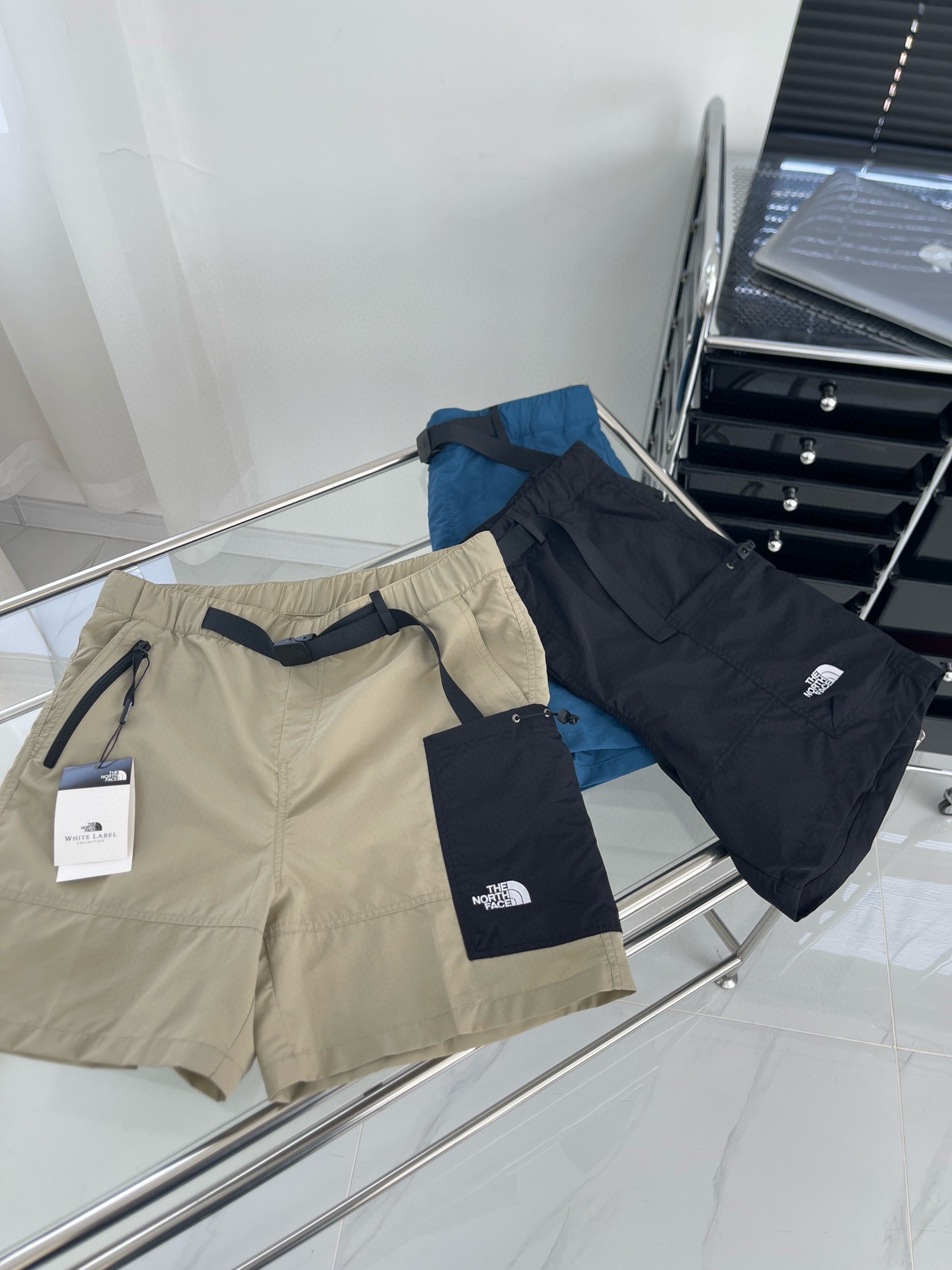 Japanese Outdoor Fashion Shorts with Integrated Belt and Lock Pockets High-end Japanese shorts combine outdoor performance with street style, featuring integrated belt, lock pockets, and comfortable fabric. - 图片 8
