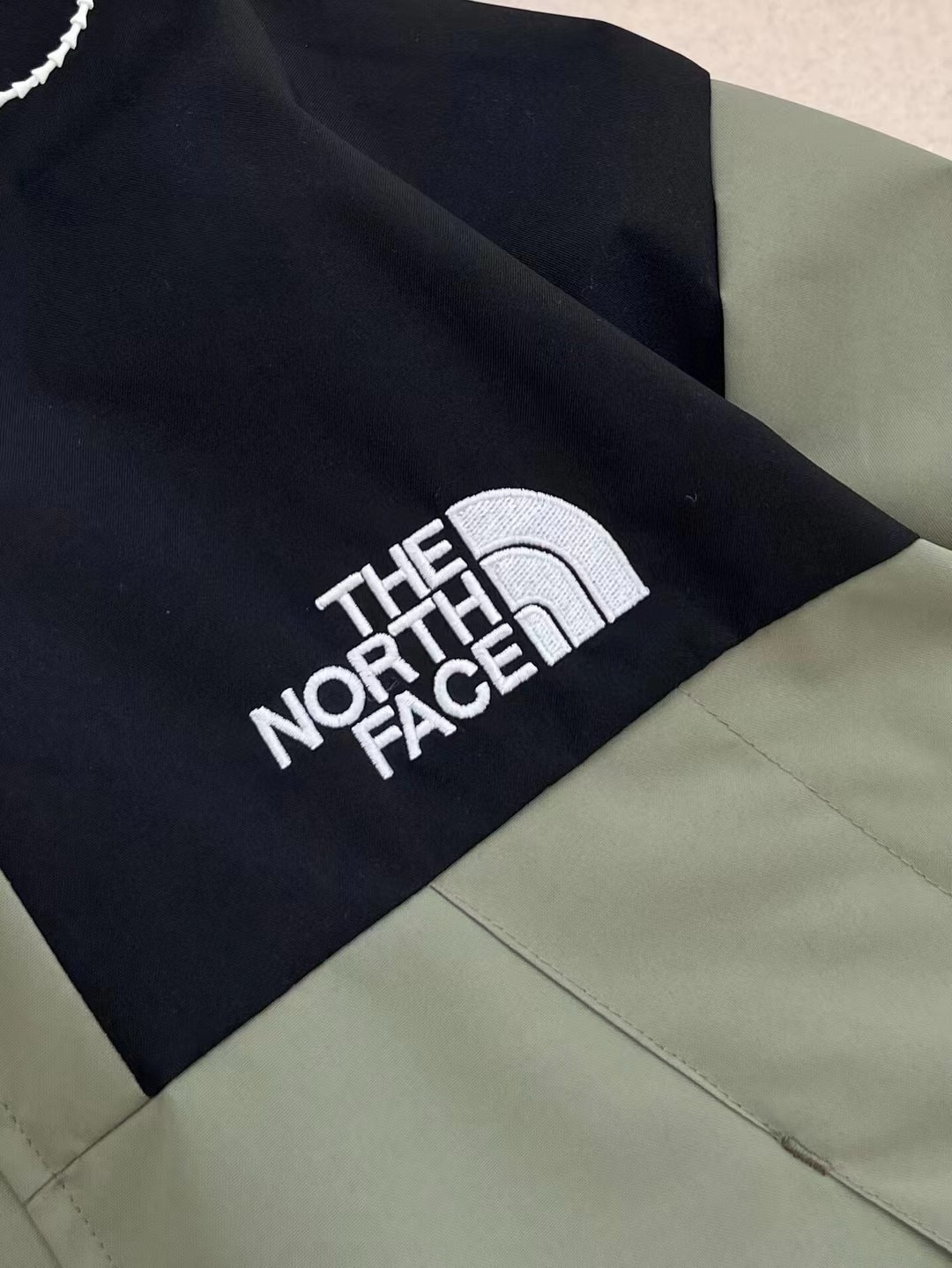 North Face Mountain Jacket 1990: Upgraded Ski Suit with Quality Features - 图片 7