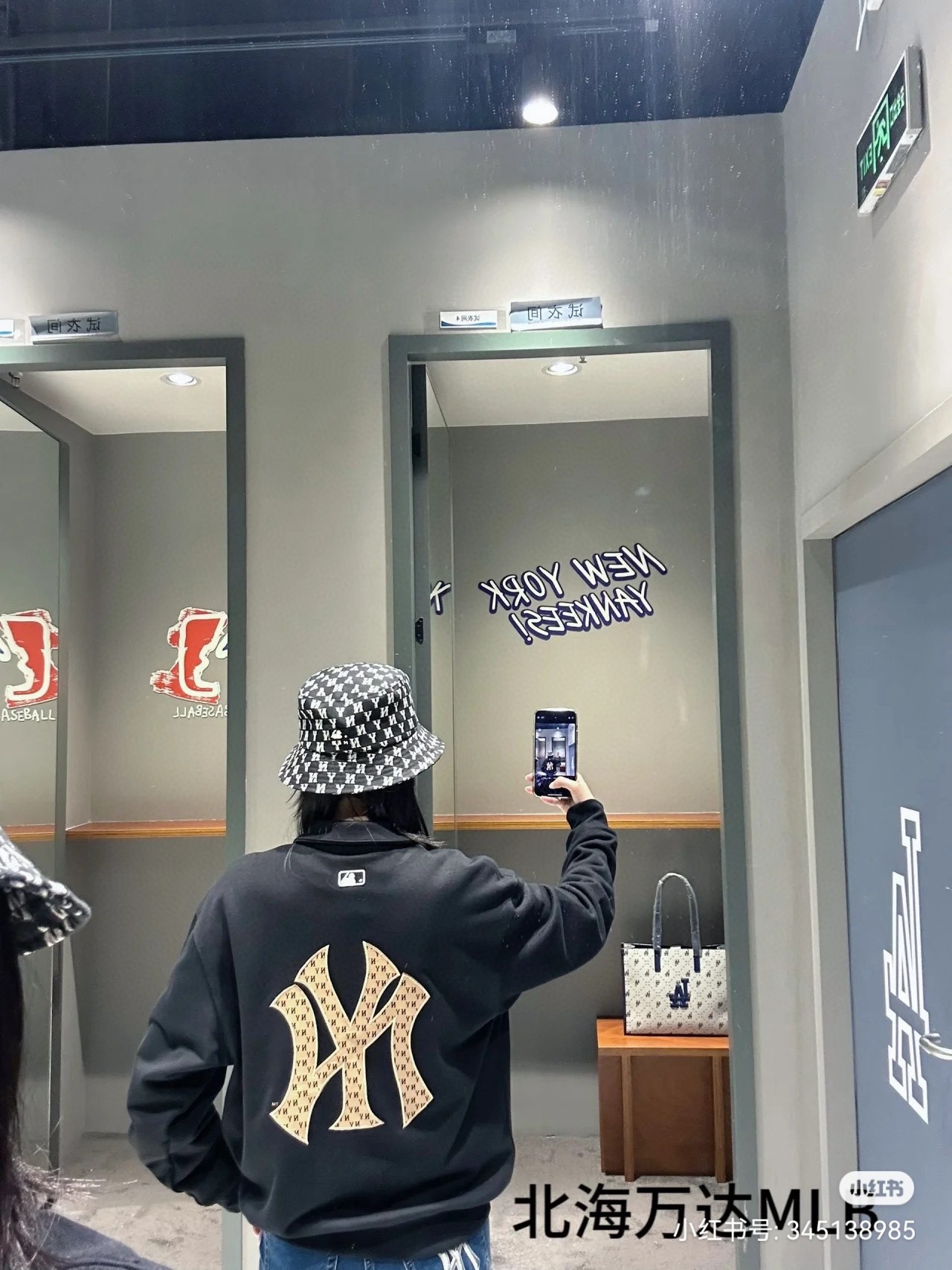 MLB New York Yankees Velvet Baseball Jackets with Customized Embroidery and Metal Zipping - 图片 3