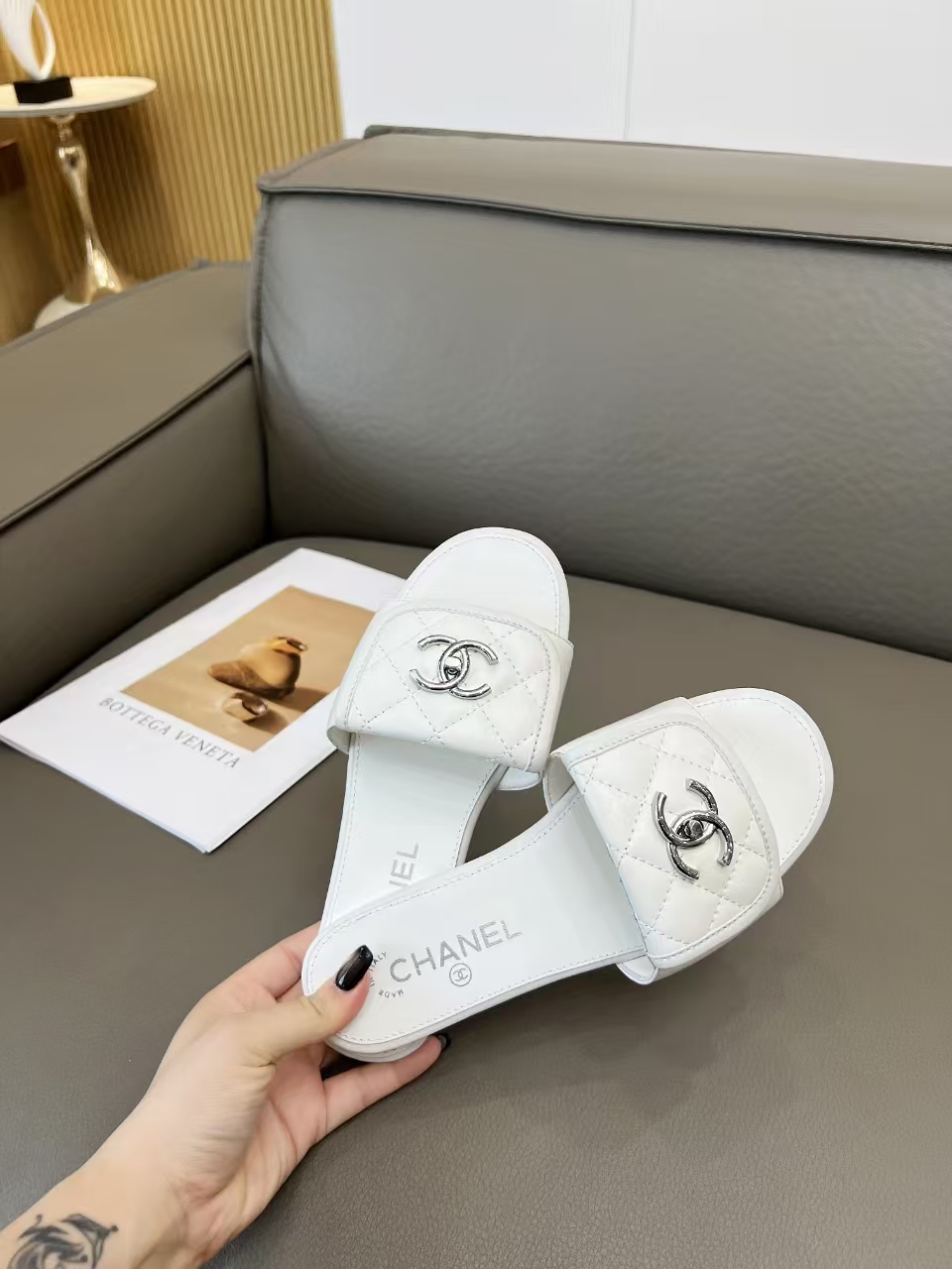 Chanel 2026早春新款小香风菱格金属书包扣平底拖鞋女夏休闲一字凉拖鞋