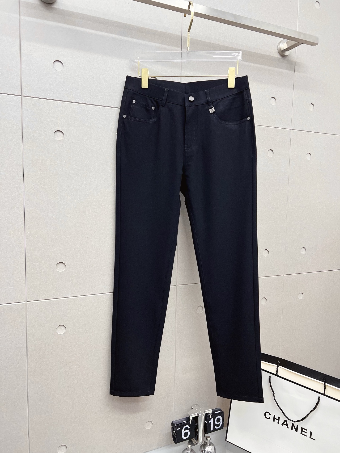 Custom-Made Pants with Specialty Fabric and Original Hardware for Spring/Summer 2025 - 图片 2