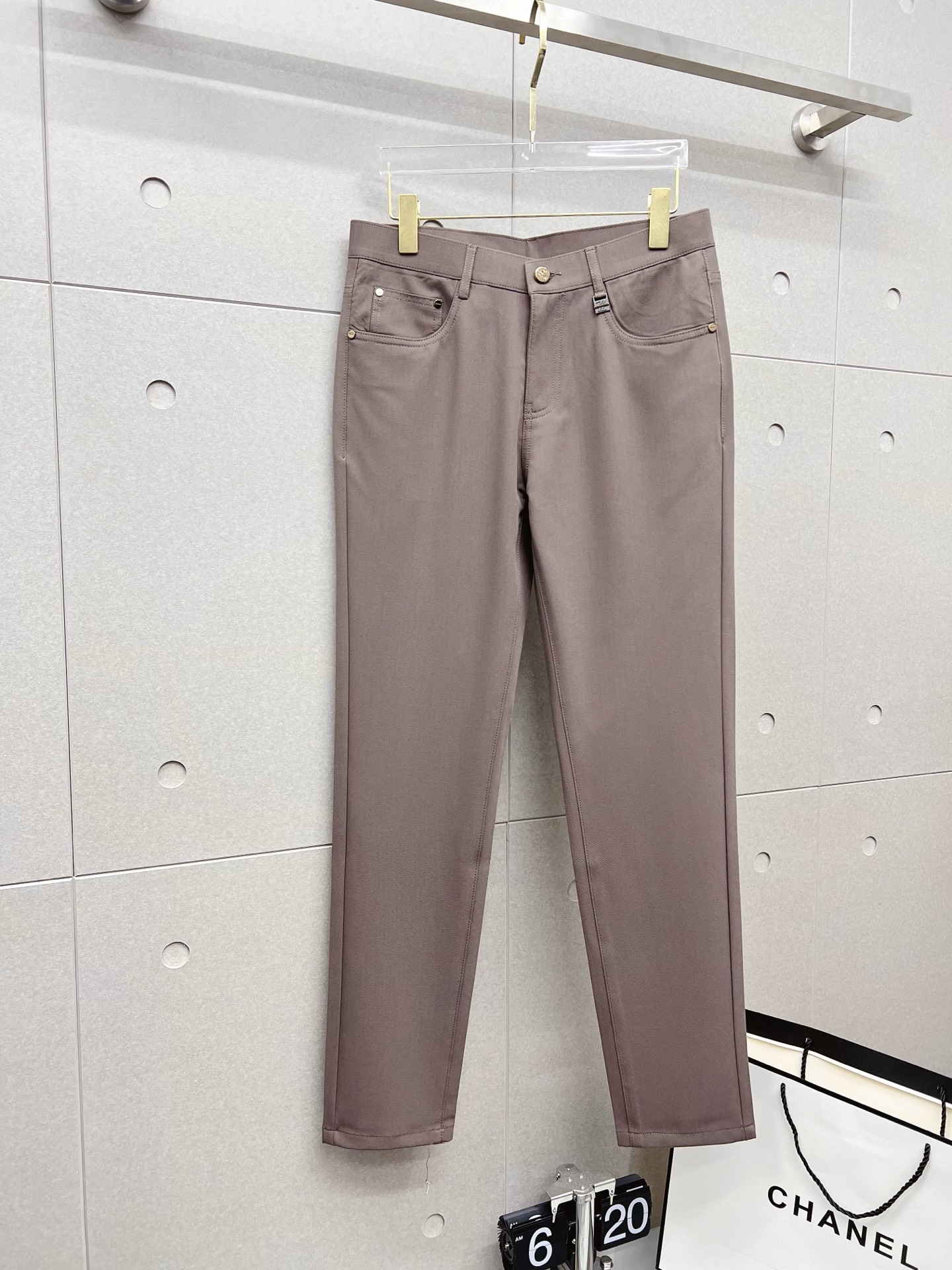 Custom-Made Pants with Specialty Fabric and Original Hardware for Spring/Summer 2025 - 图片 3