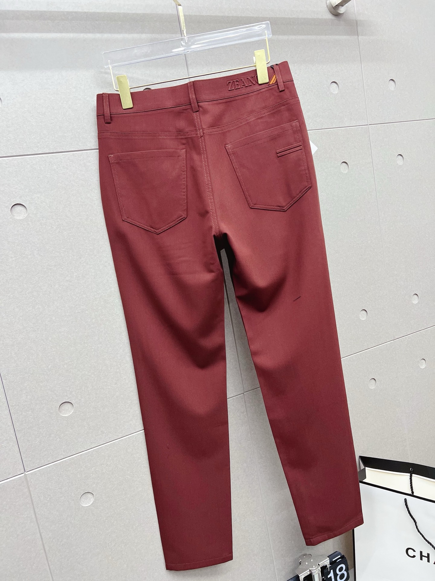 Custom-Made Pants with Specialty Fabric and Original Hardware for Spring/Summer 2025 - 图片 9