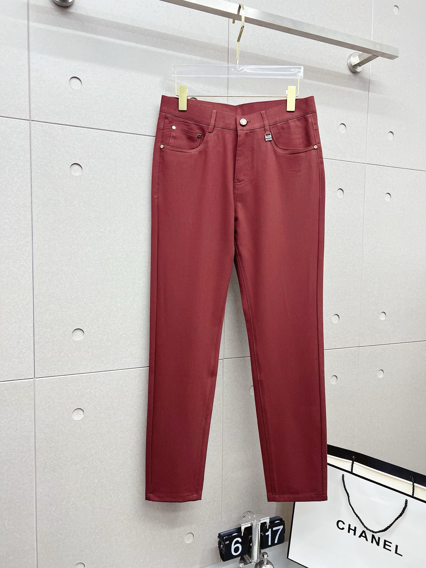 Custom-Made Pants with Specialty Fabric and Original Hardware for Spring/Summer 2025 - 图片 1