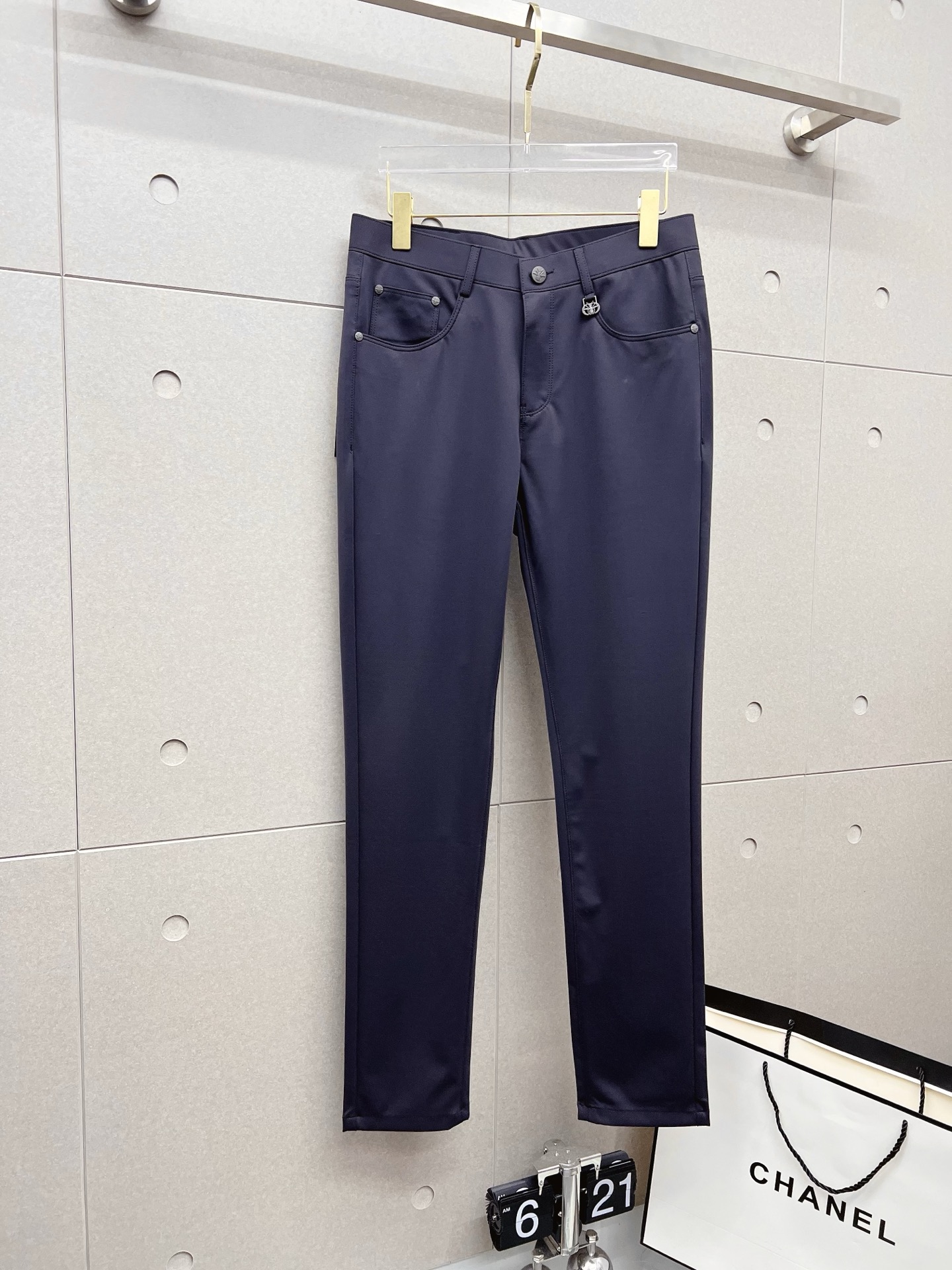 NO:135867,.Dior casual pants trousers 2025SS spring and summer new style, high-end custom pants special fabric, custom original hardware, heavy industry technology, fine line, custom fabric, soft and comfortable, significant texture, exquisite auxiliary materials, excellent upper body effect, complete three standards, standard sizes 29–38,,dior,dior,alexander wang19860909.Dior 迪奥 休闲裤 西裤2025SS春夏新款 高级定制裤子专用面料 定制原版五金 重工工艺打造 车工走线精细 定制面料 柔软舒适 质感显著 辅料精美 上身效果超赞 三标齐全 标准尺码29–38,,dior,dior,alexander wang,Men's clothing