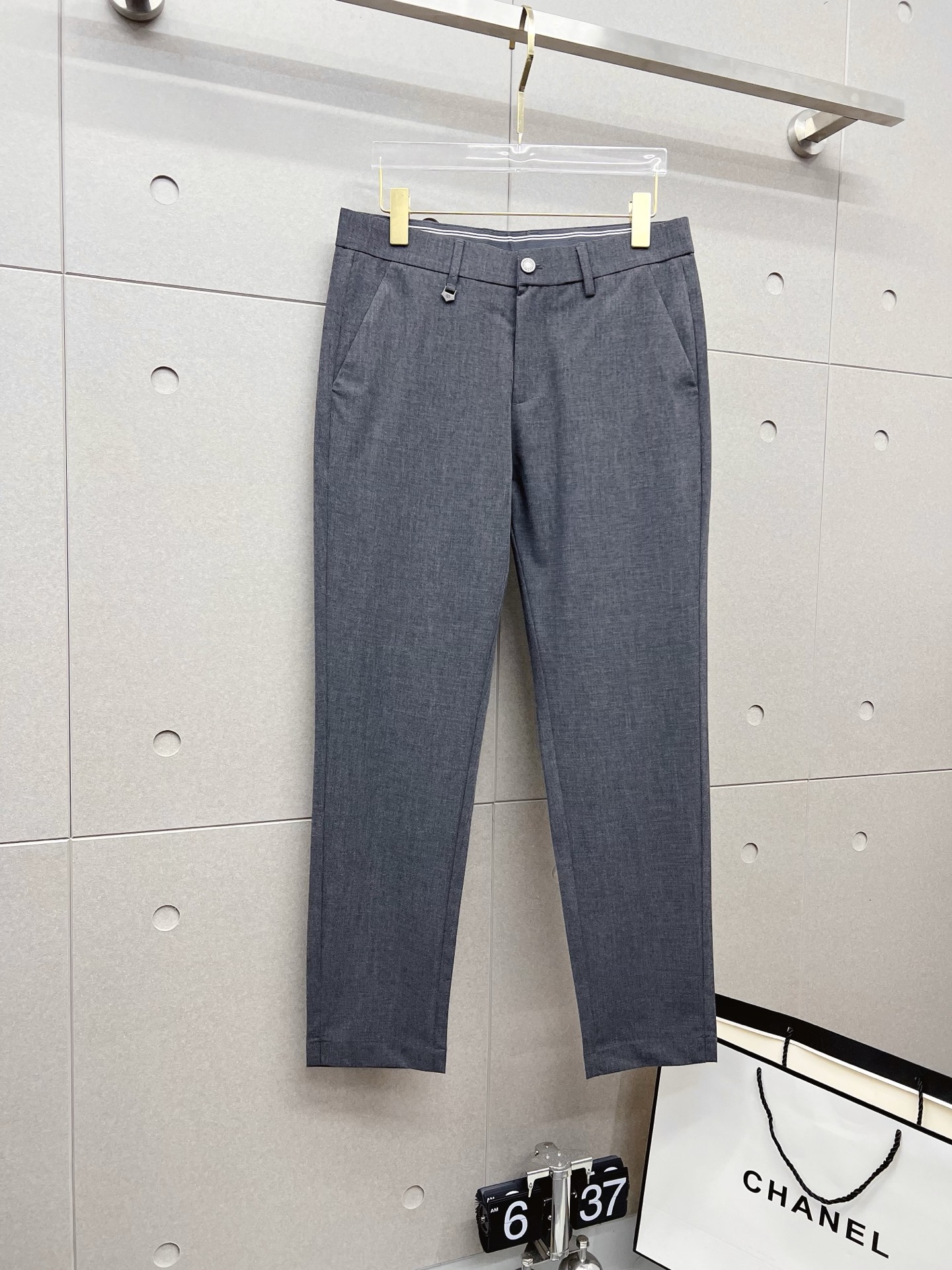 NO:135858,.Valentino casual pants trousers 2025SS spring and summer new style, high-end custom pants special fabric, custom original hardware, heavy industry technology, fine line, custom fabric, soft and comfortable, significant texture, exquisite auxiliary materials, excellent upper body effect, complete three standards, standard sizes 29--38,,valentino,alexander wang19860909.华伦天奴 休闲裤 西裤2025SS春夏新款 高级定制裤子专用面料 定制原版五金 重工工艺打造 车工走线精细 定制面料 柔软舒适 质感显著 辅料精美 上身效果超赞 三标齐全 标准尺码29--38,,valentino,alexander wang,Men's clothing