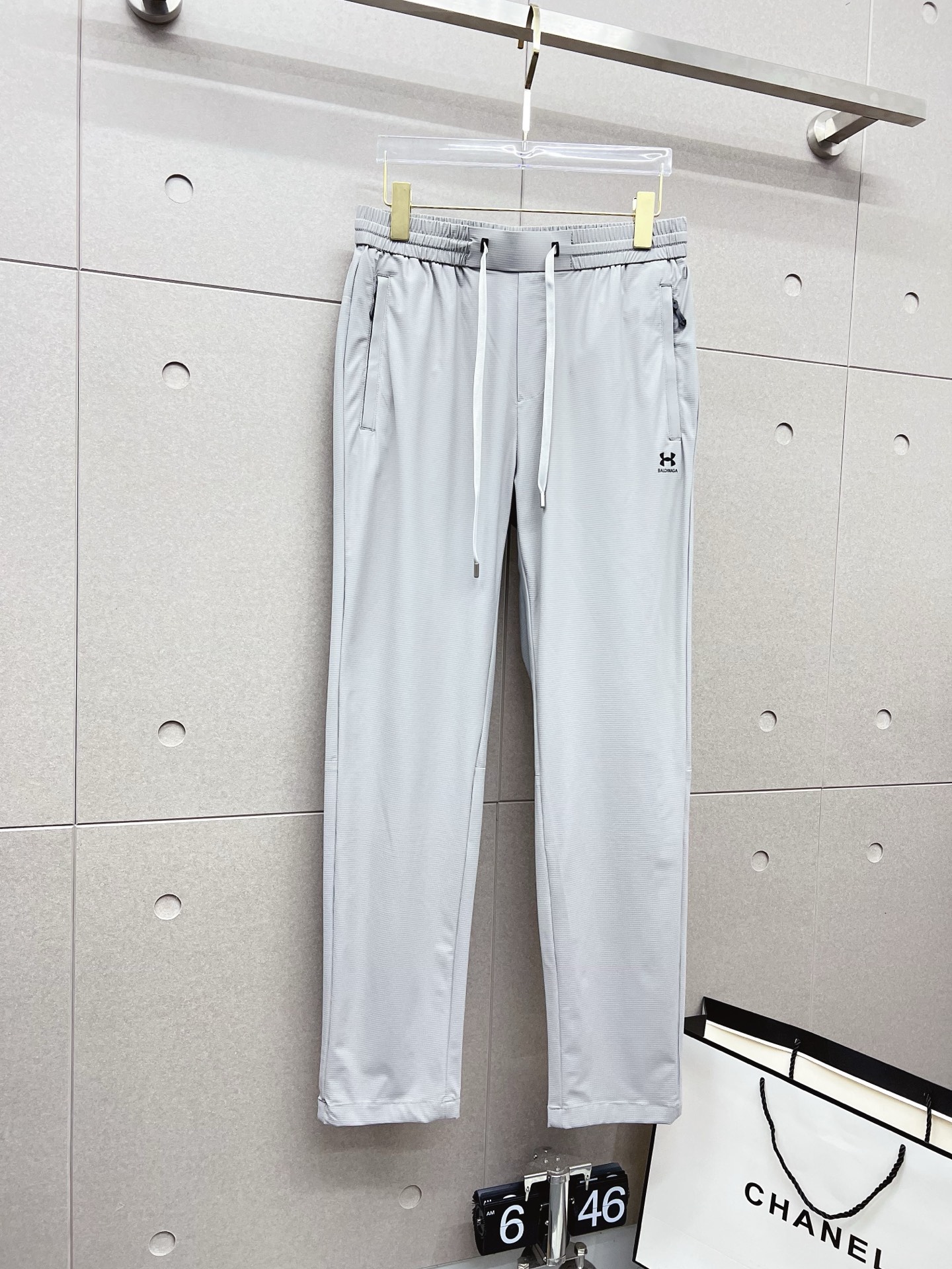 NO:135876,Balenciaga Top-notch products 2025 spring and summer new casual pants!  The official website is released simultaneously. The brand's classic LOGO casual pants, customized fabric, excellent comfort and strong hand touch. Very high recognition and perfect quality craftsmanship. Size 29–38,,balenciaga,alexander wang19860909巴黎世家 顶级货品 2025春夏新款休闲裤！官网同步发售.品牌经典LOGO休闲裤 ,定制面料,舒适度极好,手触感强烈.辨识度极高,完美品相工艺. 尺码29–38,,balenciaga,alexander wang,Men's clothing