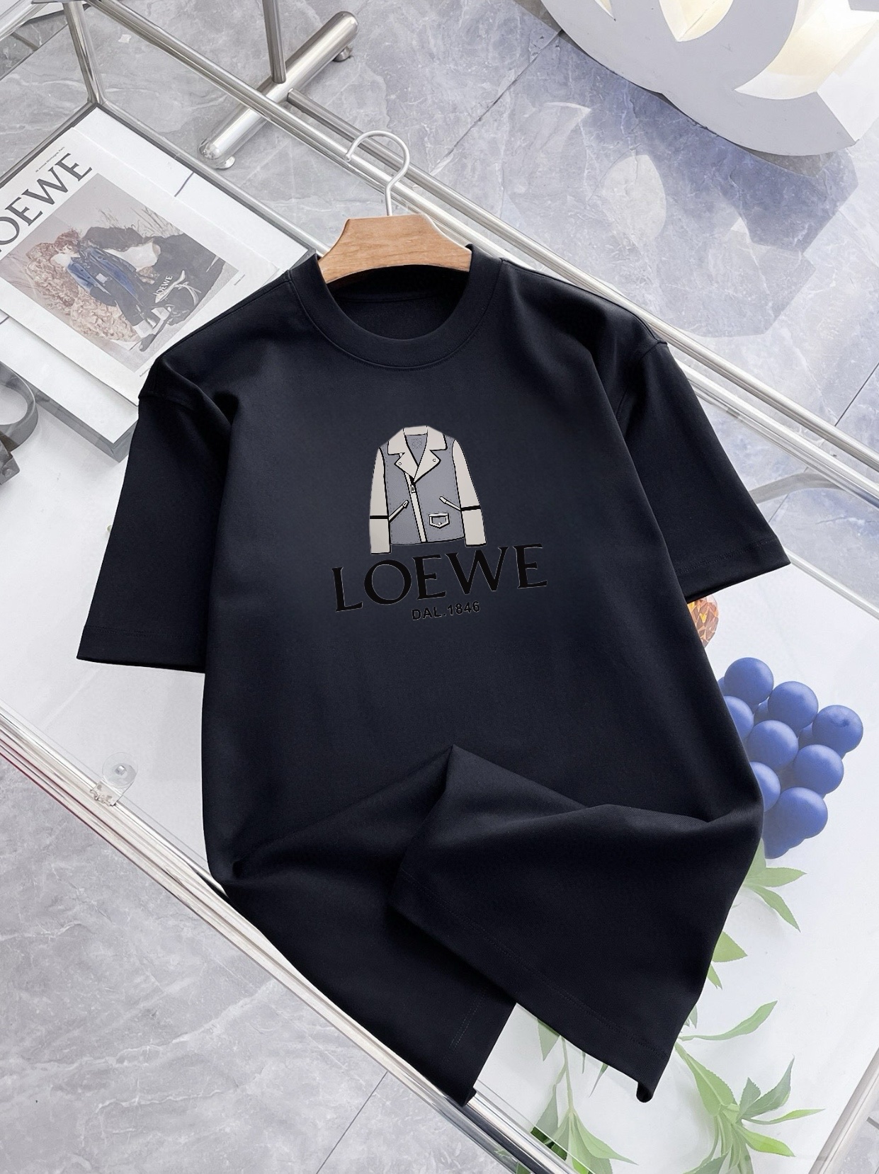 NO:412574,LOEWE 10ss new classic printed short-sleeved style, celebrity outfit, double yarn pure cotton 280g, printing process, customized fabric color dyeing, no shrinkage or fading. It feels comfortable to feel, and has a strong texture. It is a must-have classic shoulder-falling wide version for men and women, exclusively available in stock!  Size SMLXL, loewe, loewe, T-shirt, alexander wang19860909LOEWE罗意威 10ss新款经典印花短袖,明星穿搭款,采用双纱纯棉280g,印花工艺,面料颜色定制定染,不缩水不退色.手感舒服,质感超强潮男潮女必备经典落肩阔版型,独家现货供应！ 尺码SMLXL,,loewe,loewe,T-shirt,alexander wang,Men's clothing