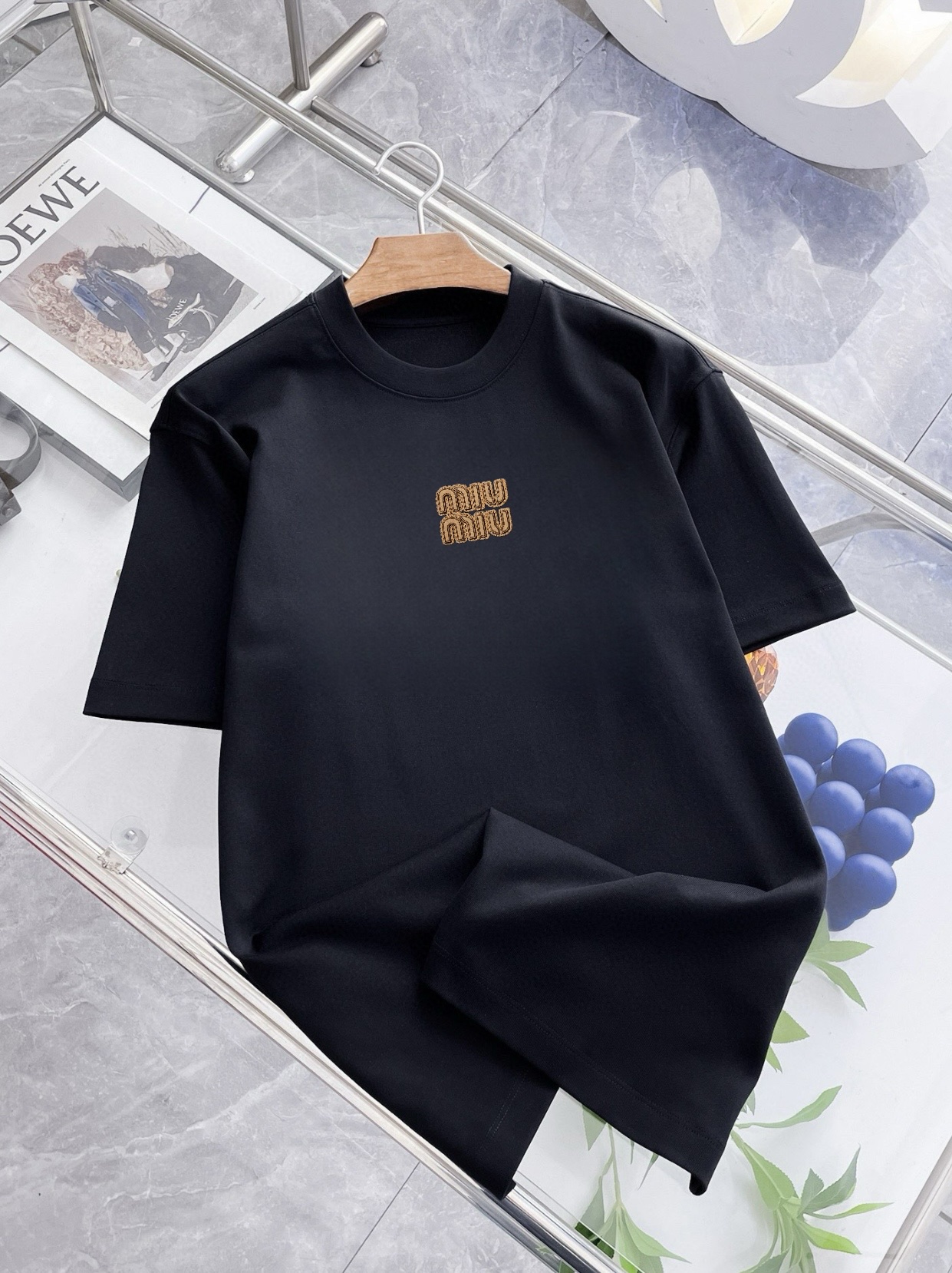 NO:412581,MIU MIU 10ss new classic printed short-sleeved style, celebrity outfit, double yarn pure cotton 280g, printing process, customized fabric color dyeing, no shrinkage or fading. It feels comfortable to touch, super strong texture, must have classic shoulder-falling wide version for men and women, exclusively available in stock!  Size SMLXL, miumiu, T-shirt, alexander wang19860909MIU MIU 10ss新款经典印花短袖,明星穿搭款,采用双纱纯棉280g,印花工艺,面料颜色定制定染,不缩水不退色.手感舒服,质感超强潮男潮女必备经典落肩阔版型,独家现货供应！ 尺码SMLXL,,miumiu,T-shirt,alexander wang,Men's clothing