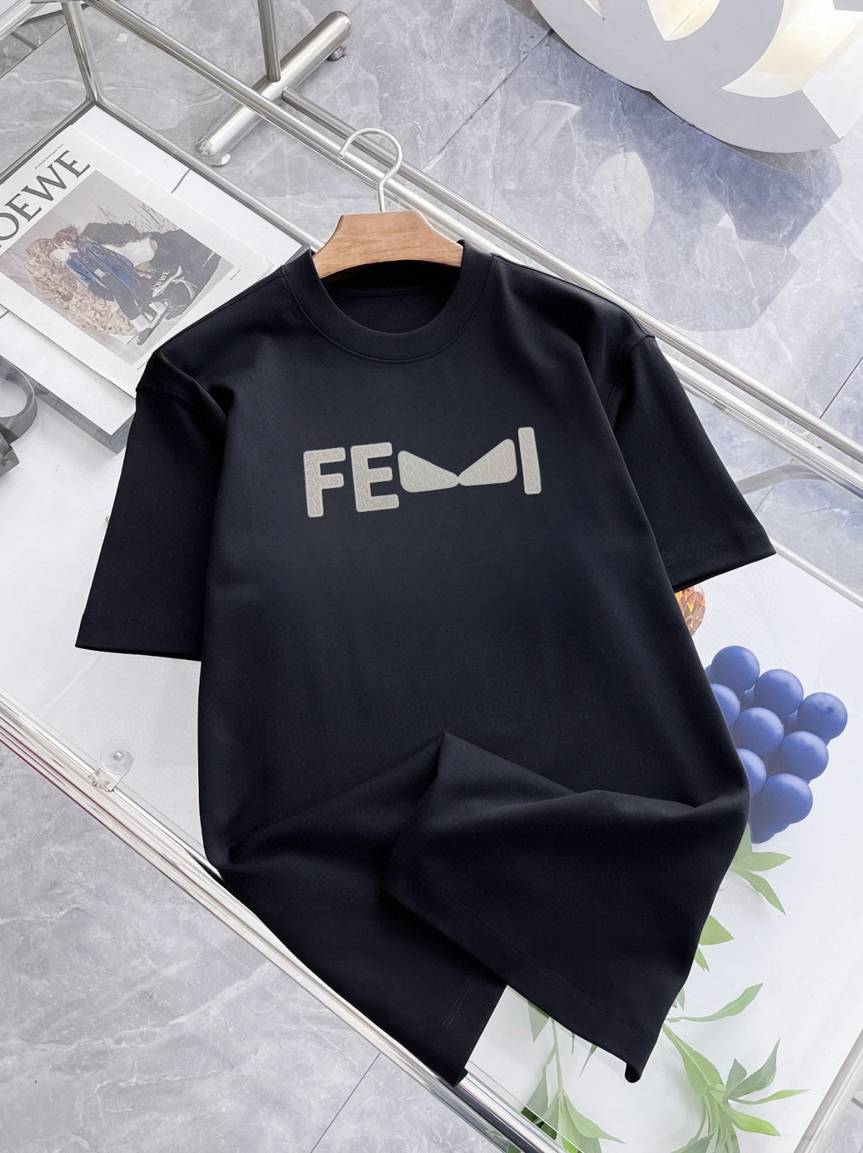 NO:412588,Fendi 10ss new classic printed short-sleeved style, celebrity outfit, double yarn pure cotton 280g, printing process, customized fabric color dyeing, no shrinkage or fading. It feels comfortable to touch, super texture, must-have classic shoulder-falling wide version for men and women, exclusively available in stock!  Size SMLXL, fendi, fendi, T-shirt, alexander wang19860909Fendi芬迪 10ss新款经典印花短袖,明星穿搭款,采用双纱纯棉280g,印花工艺,面料颜色定制定染,不缩水不退色.手感舒服,质感超强潮男潮女必备经典落肩阔版型,独家现货供应！ 尺码SMLXL,,fendi,fendi,T-shirt,alexander wang,Men's clothing