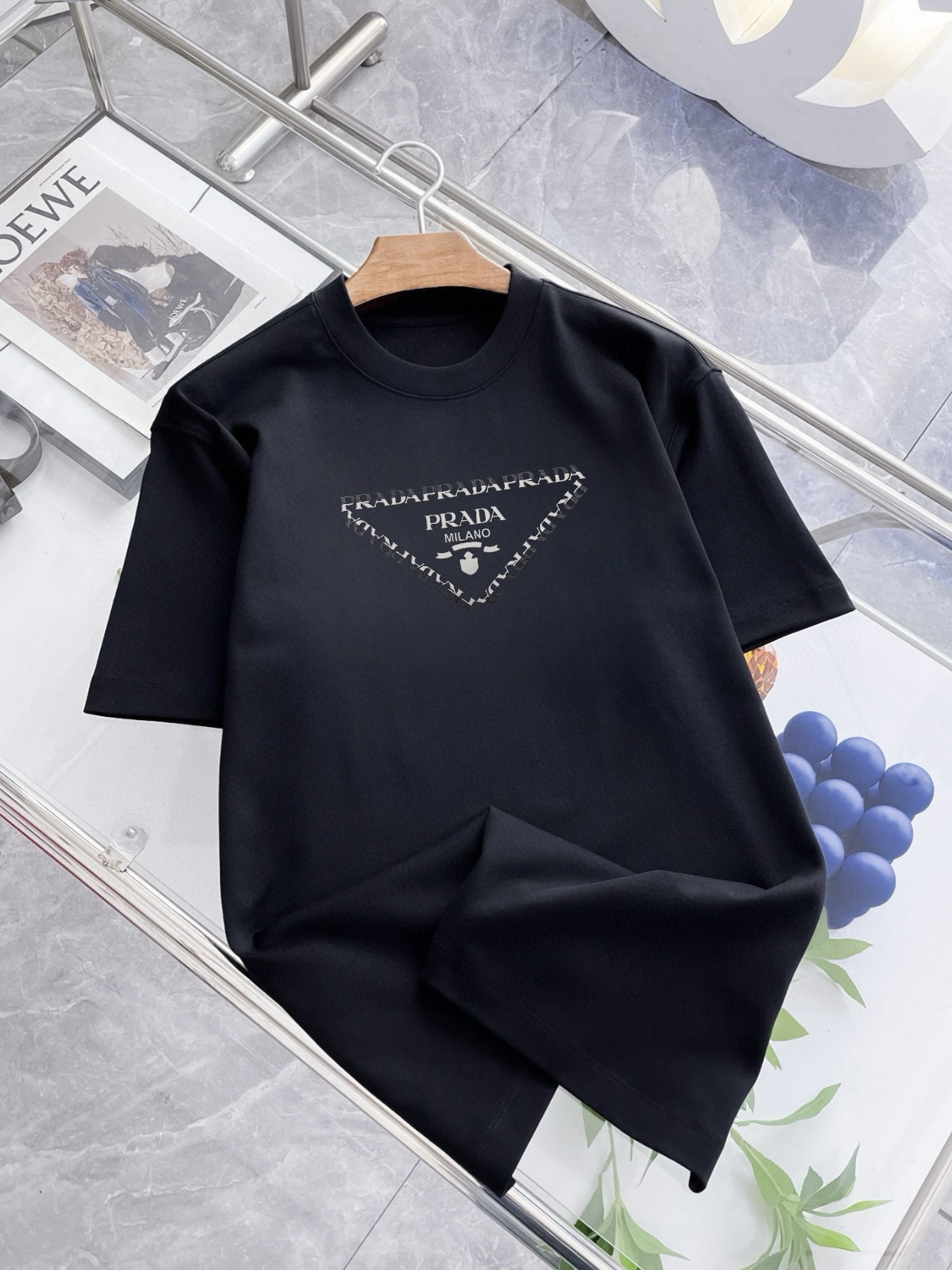 NO:412595,Prada 10ss new classic printed short-sleeved style, celebrity outfit, double yarn pure cotton 280g, printing process, customized fabric color dyeing, no shrinkage or fading. It feels comfortable to feel, and has a strong texture. It is a must-have classic shoulder-falling wide version for men and women, exclusively available in stock!  Size SMLXL, prada, prada, T-shirt, alexander wang19860909Prada普拉达 10ss新款经典印花短袖,明星穿搭款,采用双纱纯棉280g,印花工艺,面料颜色定制定染,不缩水不退色.手感舒服,质感超强潮男潮女必备经典落肩阔版型,独家现货供应！ 尺码SMLXL,,prada,prada,T-shirt,alexander wang,Men's clothing