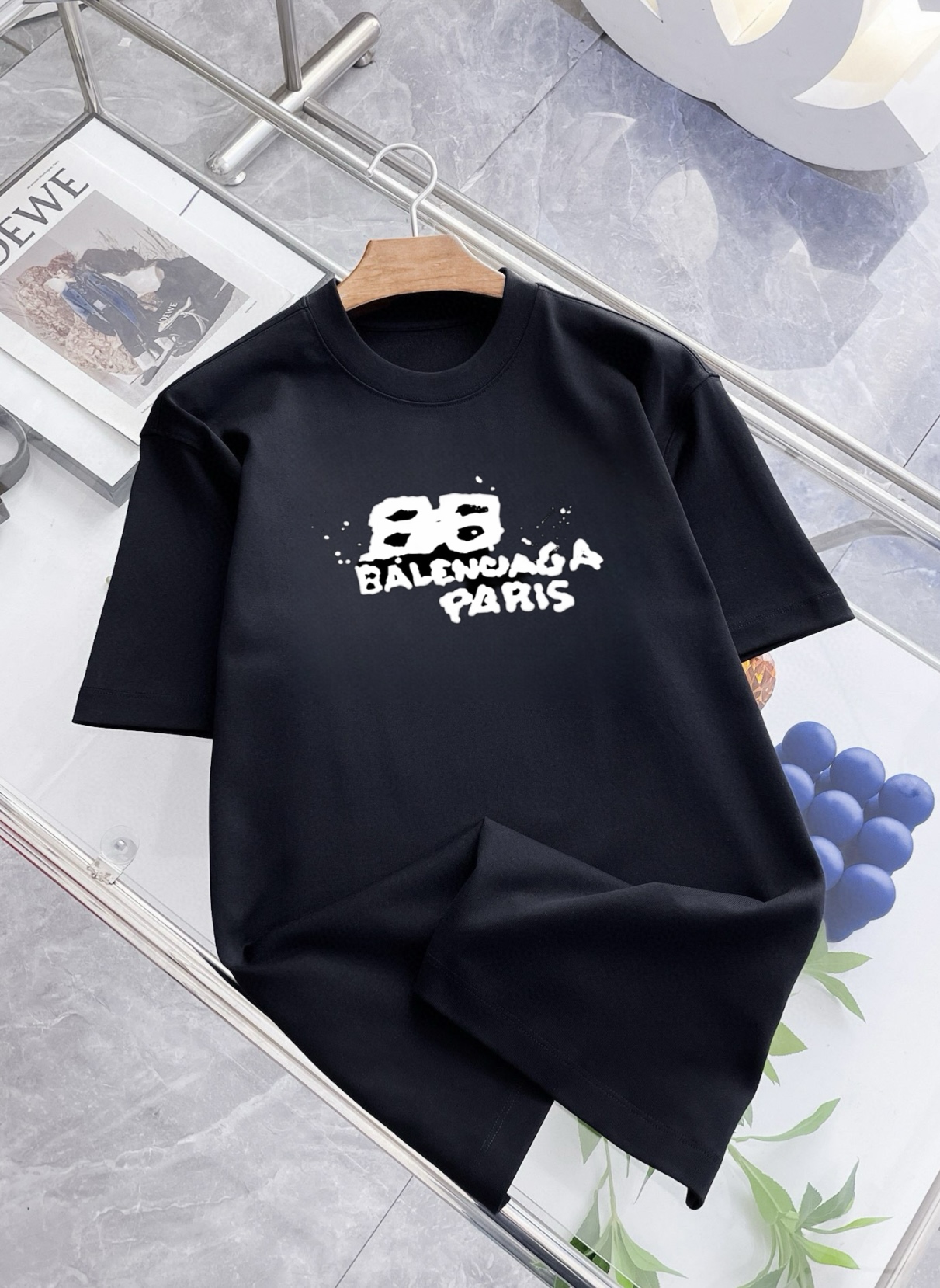 NO:412608,Balenciaga 10ss new classic printed short-sleeved style, celebrity outfit, double yarn pure cotton 280g, printing process, customized fabric color dyeing, no shrinkage or fading. It feels comfortable to feel, and has a strong texture. It is a must-have classic shoulder-falling wide version for men and women, exclusively available in stock!  Size SMLXL, balenciaga, balenciaga, T-shirt, alexander wang19860909Balenciaga巴黎世家 10ss新款经典印花短袖,明星穿搭款,采用双纱纯棉280g,印花工艺,面料颜色定制定染,不缩水不退色.手感舒服,质感超强潮男潮女必备经典落肩阔版型,独家现货供应！ 尺码SMLXL,,balenciaga,balenciaga,T-shirt,alexander wang,Men's clothing