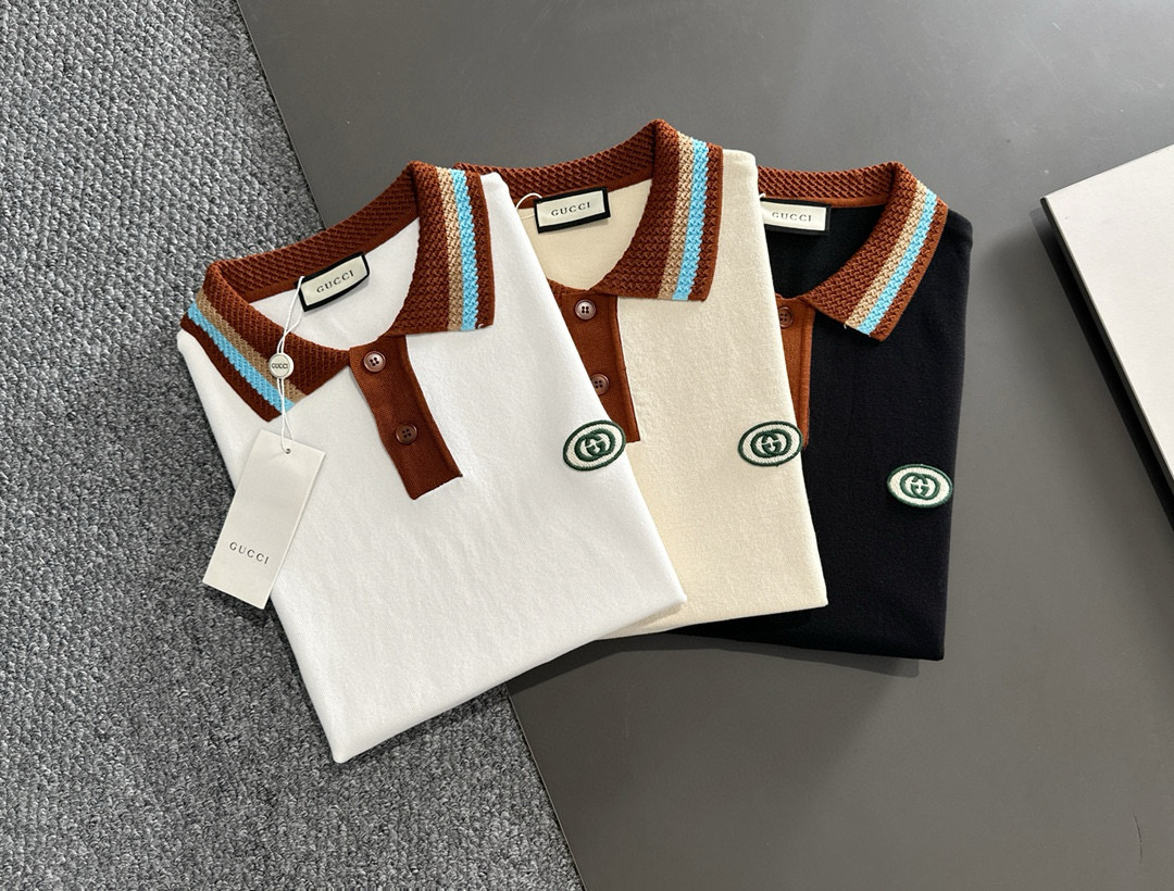 NO:538376,Time-consuming King' diamond jacquard design selects ultra-fine high-quality yarn lapel short-sleeved men's collection 'Time-consuming King' round neck and elegant craftsmanship, which touches the skin with high-end style. The ingenuity of diamond hollow jacquard is a three-dimensional diamond jacquard that takes months to carve. The architectural aesthetic texture is weaved between warp and weft. The light and shadow penetrate through, and the gestures show low-key luxury. Classic grid lapel short-sleeved design Simple lapel outlines neat lines, and short-sleeved tailoring is suitable for multiple scenes - the layered suit during business meetings shows elegance, casual wear reveals gentleman's taste, and the collection style never fades. The ultimate quality testimony of details Precision turning ensures that the seams are flat, the bone position is reinforced and durable without deformation; the neckline threads have been washed and tested, and they are still as crisp as new as they wear for a long time, and every detail is a testimony of 'time-consuming'.  Code number M-3XL, T-shirt, business suit, alexander wang19860909耗时王”菱形提花设计甄选超细优质纱线翻领短袖男士典藏款「耗时王」圆领奢雅工艺,触肤即高阶. 匠心底蕴菱形镂空提花 耗时数月雕琢的立体菱形提花,经纬间织就建筑美学肌理,光影穿透时显隐交错,举手投足尽展低调奢华. 经典型格翻领短袖设计 简约翻领勾勒利落线条,短袖剪裁适配多场景——商务会晤时叠搭西装显儒雅,休闲时光单穿流露绅士品味,典藏款型永不褪色. 细节至臻品质见证 精密车工确保接缝平整,骨位加固耐穿不变形；领口螺纹经水洗测试,久穿仍挺括如新,每一处细节皆为「耗时」证言. 码数M-3XL,,T-shirt,business suit,alexander wang,Men's clothing