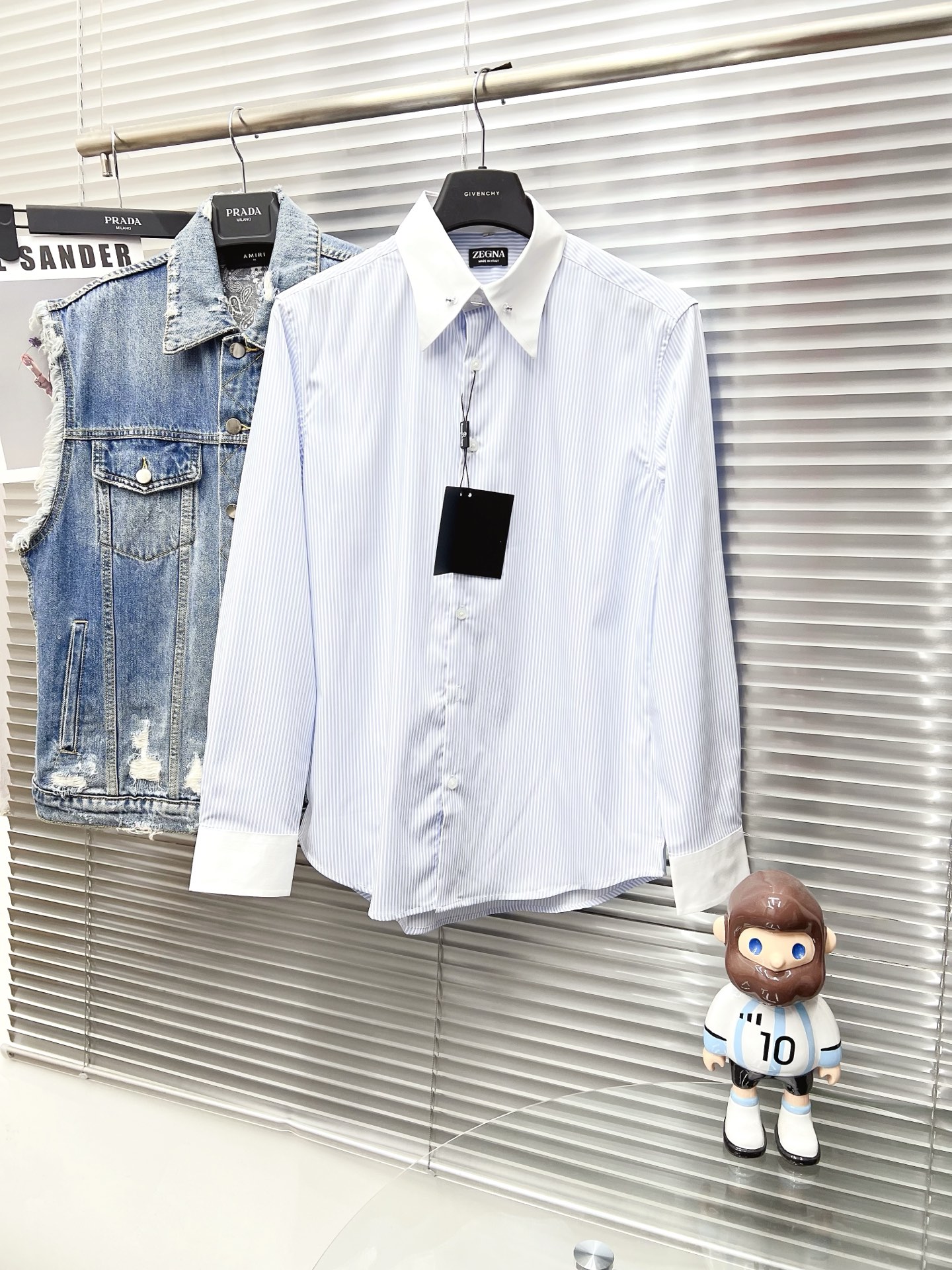 NO:601830,ZEGNA Zegna  The 25ss new long-sleeved shirt is overall light and luxurious, with perfect details, which proves the original craftsmanship. The customer chooses Turkish high-count platinum-level fabrics. The comfort is self-evident, the appearance is extremely high-quality, and the shape lines are smooth and perfect. As a good-looking item, it can dominate the mix and match of the entire dressing season. It is quite eye-catching whether worn alone or inside. The upper body effect is great, elegant and intellectual, and it is easy to highlight the type of temperament!  Size M-3XL,,zegna,shirts,alexander wang19860909ZEGNA杰尼亚 25ss新款长袖衬衫,整体轻奢高级,细节完美如斯,印证了原厂的匠心工艺,客供甄选土耳其高支白金级面料,舒适度不言而喻,品相极为优等,版型线条流畅完美,作为颜值系的一款单品,可以主导整个穿搭季的混搭,无论单穿或者内搭都颇为吸睛,上身效果超赞,优雅而知性,极易凸显出气质的类型！ 尺码M-3XL,,zegna,shirts,alexander wang,Men's clothing