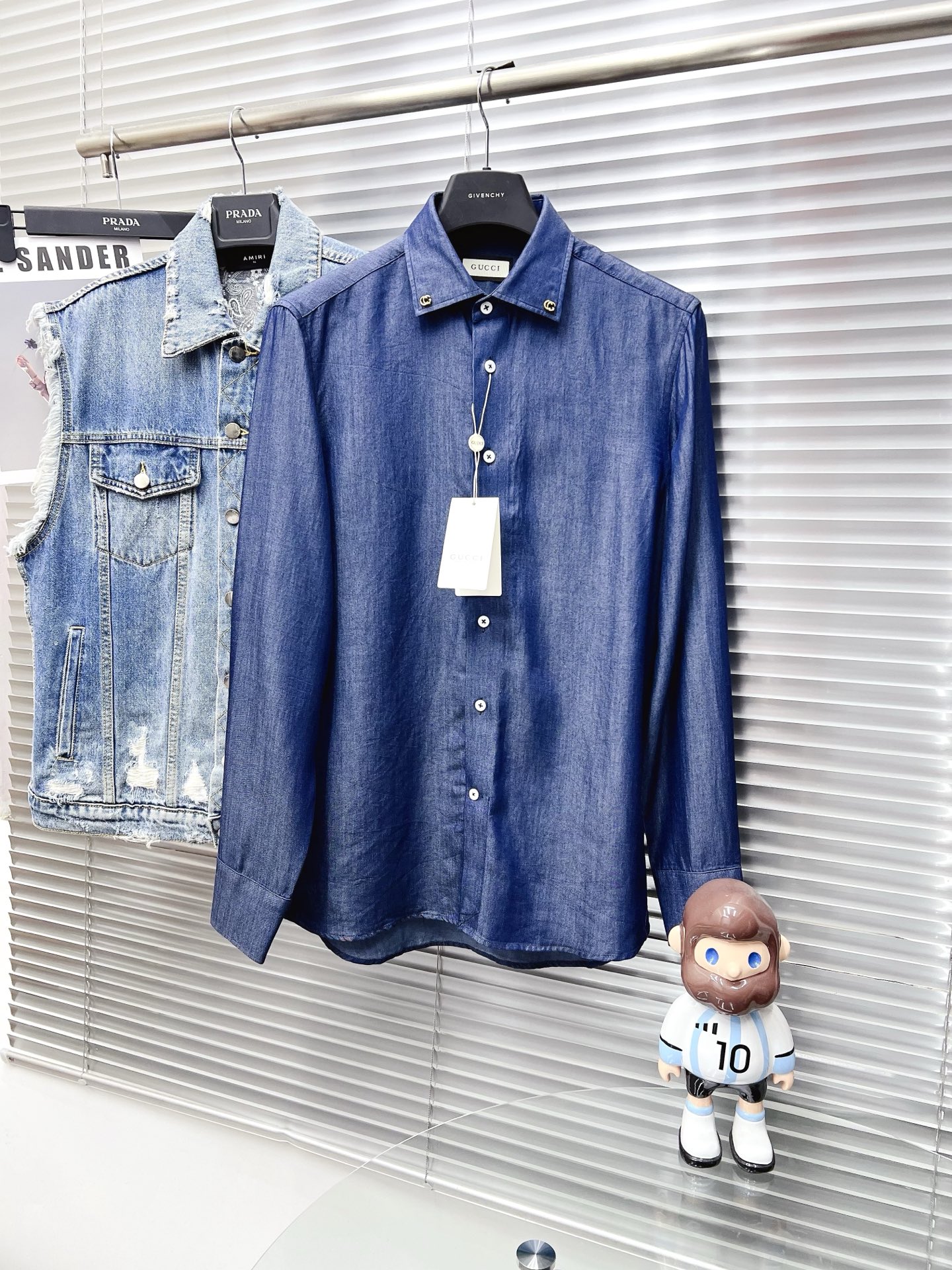 NO:601833,The new Gucci 25ss long-sleeved shirt is overall light and luxurious, and the details are perfect, which proves the original craftsmanship. The customer chooses Turkish high-count platinum-level fabrics. The comfort is self-evident, the appearance is extremely high-quality, and the shape lines are smooth and perfect. As a good-looking item, it can dominate the mix and match of the entire dressing season. It is quite eye-catching whether worn alone or inside. The upper body effect is great, elegant and intellectual, and it is easy to highlight the type of temperament!  Size M-3XL,,gucci,gucci,shirts,alexander wang19860909Gucci古驰 25ss新款长袖衬衫,整体轻奢高级,细节完美如斯,印证了原厂的匠心工艺,客供甄选土耳其高支白金级面料,舒适度不言而喻,品相极为优等,版型线条流畅完美,作为颜值系的一款单品,可以主导整个穿搭季的混搭,无论单穿或者内搭都颇为吸睛,上身效果超赞,优雅而知性,极易凸显出气质的类型！ 尺码M-3XL,,gucci,gucci,shirts,alexander wang,Men's clothing