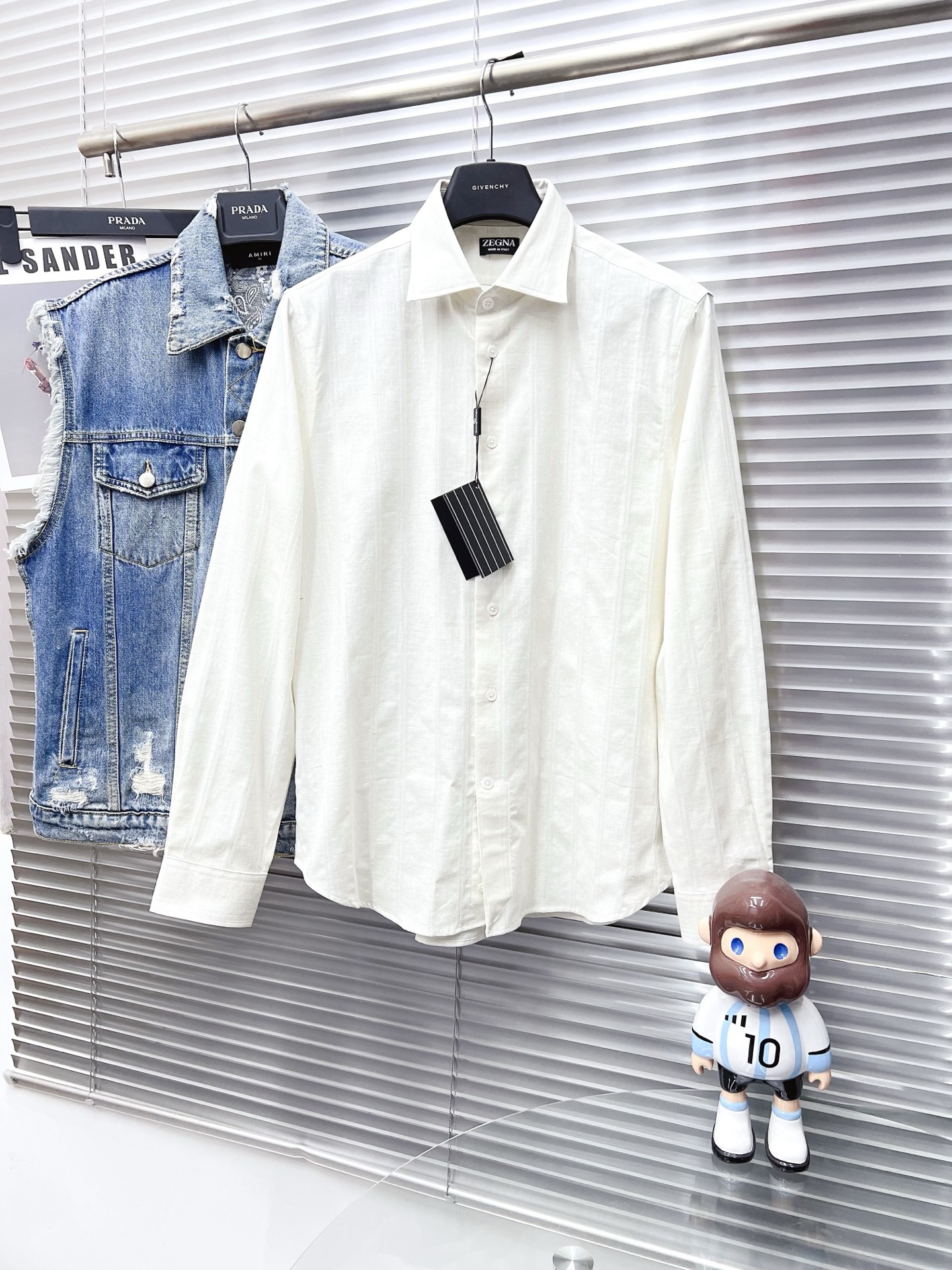 NO:601836,ZEGNA Zegna  The 25ss new long-sleeved shirt is overall light and luxurious, with perfect details, which proves the original craftsmanship. The customer chooses Turkish high-count platinum-level fabrics. The comfort is self-evident, the appearance is extremely high-quality, and the shape lines are smooth and perfect. As a good-looking item, it can dominate the mix and match of the entire dressing season. It is quite eye-catching whether worn alone or inside. The upper body effect is great, elegant and intellectual, and it is easy to highlight the type of temperament!  Size M-3XL,,zegna,shirts,alexander wang19860909ZEGNA杰尼亚 25ss新款长袖衬衫,整体轻奢高级,细节完美如斯,印证了原厂的匠心工艺,客供甄选土耳其高支白金级面料,舒适度不言而喻,品相极为优等,版型线条流畅完美,作为颜值系的一款单品,可以主导整个穿搭季的混搭,无论单穿或者内搭都颇为吸睛,上身效果超赞,优雅而知性,极易凸显出气质的类型！ 尺码M-3XL,,zegna,shirts,alexander wang,Men's clothing