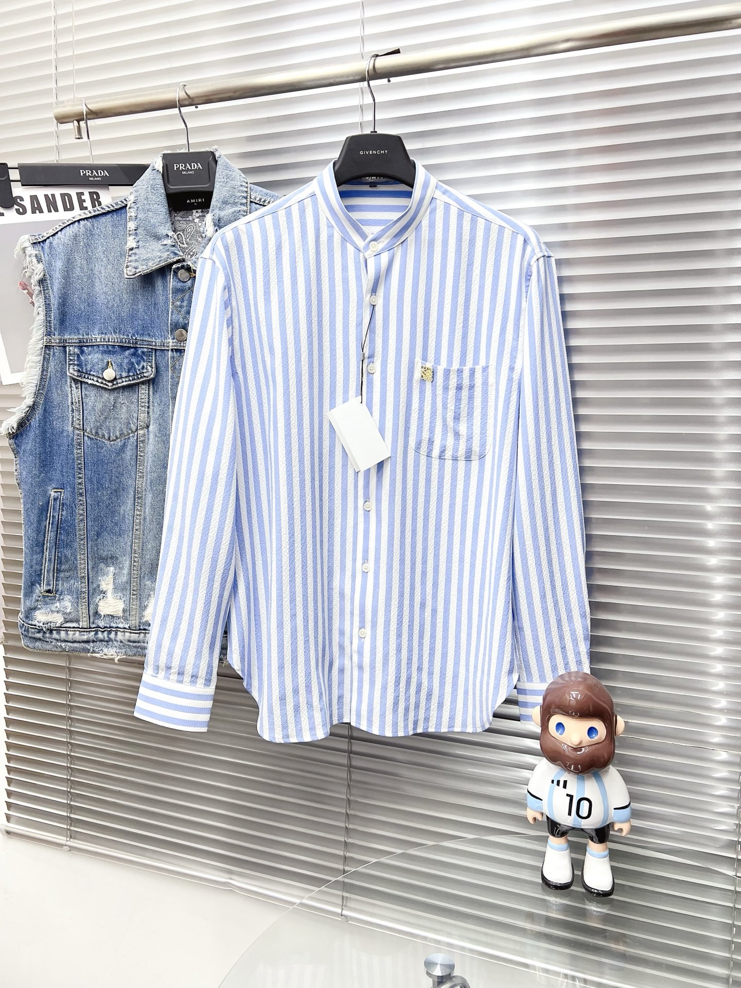 NO:601839,LOEWE Loewe  The 25ss new long-sleeved shirt is overall light and luxurious, with perfect details, which proves the original craftsmanship. The customer chooses Turkish high-count platinum-level fabrics. The comfort is self-evident, the appearance is extremely high-quality, and the shape lines are smooth and perfect. As a good-looking item, it can dominate the mix and match of the entire dressing season. It is quite eye-catching whether worn alone or inside. The upper body effect is great, elegant and intellectual, and it is easy to highlight the type of temperament!  Size M-3XL,,loewe,loewe,shirts,alexander wang19860909LOEWE罗意威 25ss新款长袖衬衫,整体轻奢高级,细节完美如斯,印证了原厂的匠心工艺,客供甄选土耳其高支白金级面料,舒适度不言而喻,品相极为优等,版型线条流畅完美,作为颜值系的一款单品,可以主导整个穿搭季的混搭,无论单穿或者内搭都颇为吸睛,上身效果超赞,优雅而知性,极易凸显出气质的类型！ 尺码M-3XL,,loewe,loewe,shirts,alexander wang,Men's clothing