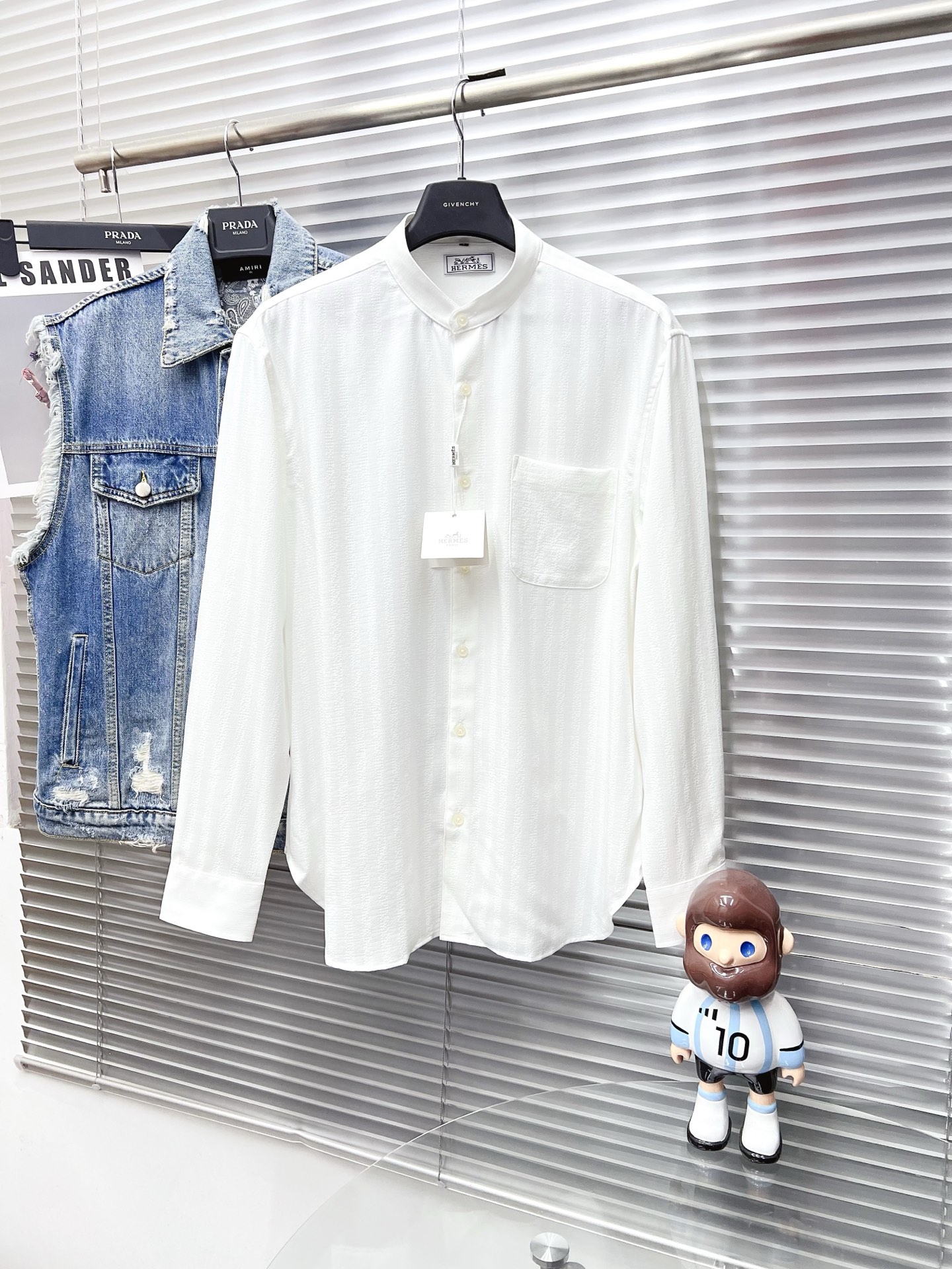 NO:601842,HERMESHermes  The 25ss new long-sleeved shirt is overall light and luxurious, with perfect details, which proves the original craftsmanship. The customer chooses Turkish high-count platinum-level fabrics. The comfort is self-evident, the appearance is extremely high-quality, and the shape lines are smooth and perfect. As a good-looking item, it can dominate the mix and match of the entire dressing season. It is quite eye-catching whether worn alone or inside. The upper body effect is great, elegant and intellectual, and it is easy to highlight the type of temperament!  Size M-3XL,,hermes,hermes,shirts,alexander wang19860909HERMES爱马仕 25ss新款长袖衬衫,整体轻奢高级,细节完美如斯,印证了原厂的匠心工艺,客供甄选土耳其高支白金级面料,舒适度不言而喻,品相极为优等,版型线条流畅完美,作为颜值系的一款单品,可以主导整个穿搭季的混搭,无论单穿或者内搭都颇为吸睛,上身效果超赞,优雅而知性,极易凸显出气质的类型！ 尺码M-3XL,,hermes,hermes,shirts,alexander wang,Men's clothing