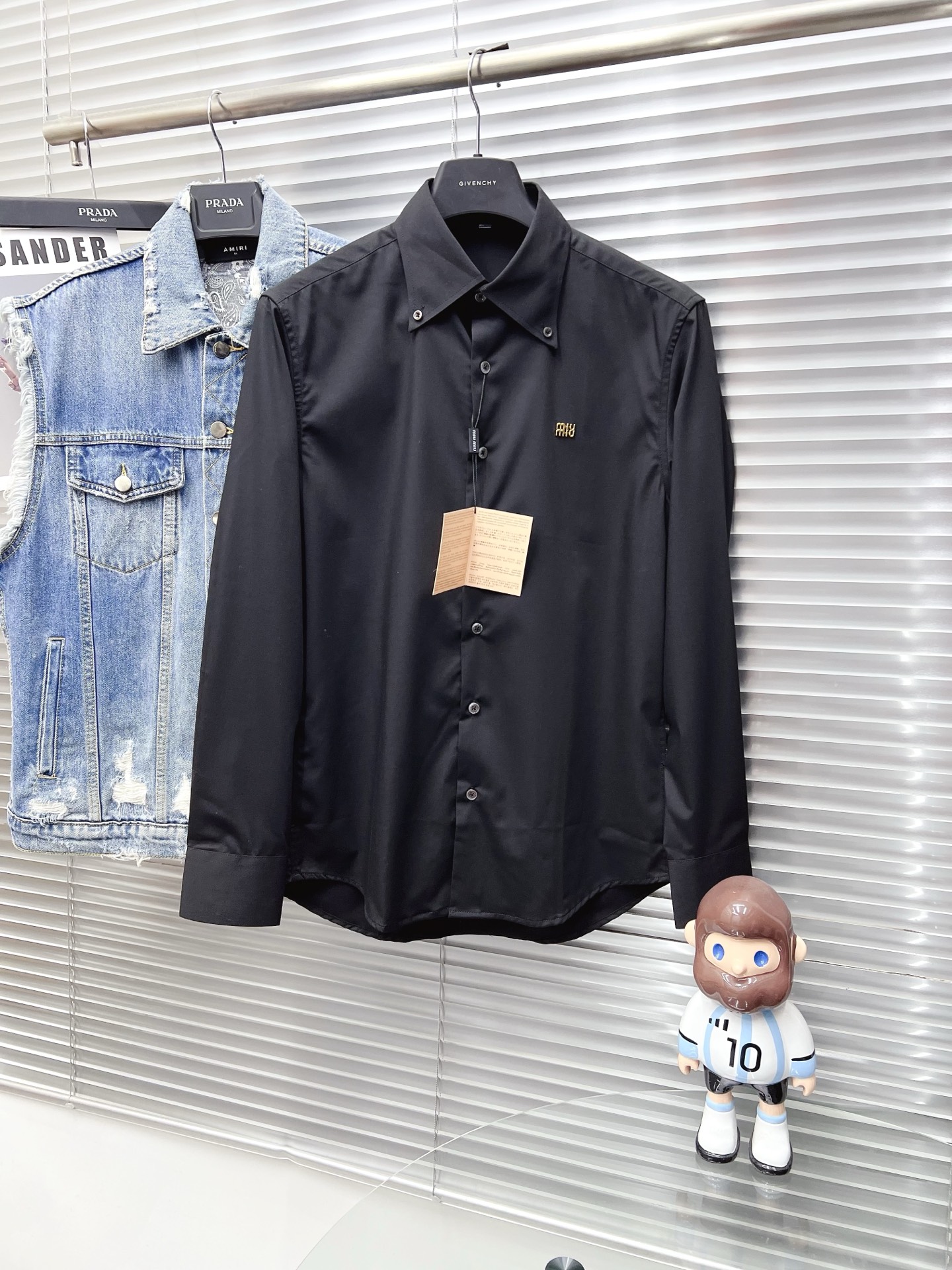 NO:601816,MIUMIU 25ss new long-sleeved shirt is overall light and luxurious, with perfect details, which proves the craftsmanship of the original factory. The customer chooses Turkish high-count platinum-level fabrics. The comfort is self-evident, the appearance is extremely high-quality, and the shape lines are smooth and perfect. As a good-looking item, it can dominate the mix and match of the entire dressing season. It is quite eye-catching whether worn alone or inside. The upper body effect is great, elegant and intellectual, and it is easy to highlight the type of temperament!  Size M-3XL,,miumiu,shirts,alexander wang19860909MIUMIU 25ss新款长袖衬衫,整体轻奢高级,细节完美如斯,印证了原厂的匠心工艺,客供甄选土耳其高支白金级面料,舒适度不言而喻,品相极为优等,版型线条流畅完美,作为颜值系的一款单品,可以主导整个穿搭季的混搭,无论单穿或者内搭都颇为吸睛,上身效果超赞,优雅而知性,极易凸显出气质的类型！ 尺码M-3XL,,miumiu,shirts,alexander wang,Men's clothing